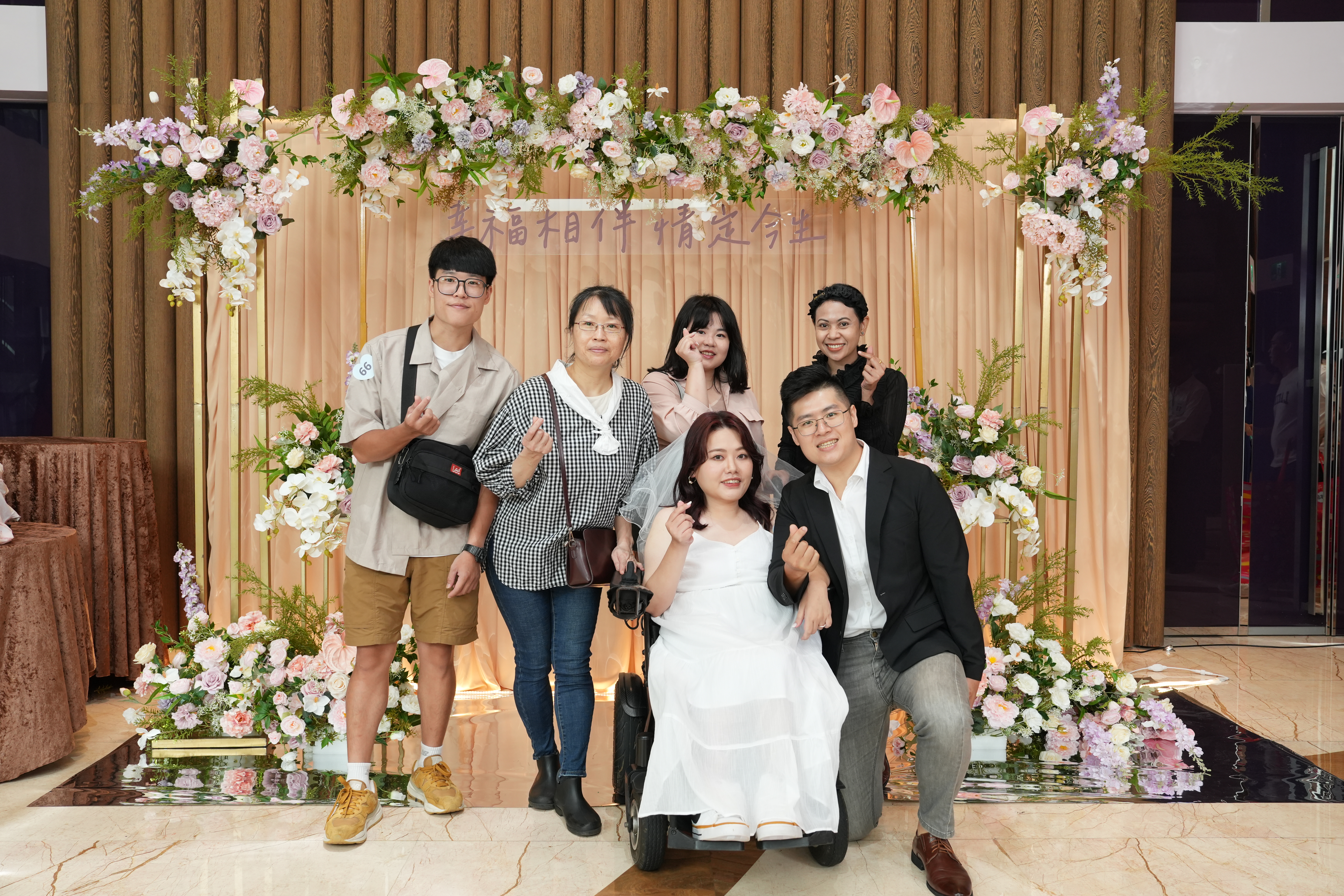 林小姐、童先生與家人們合照。