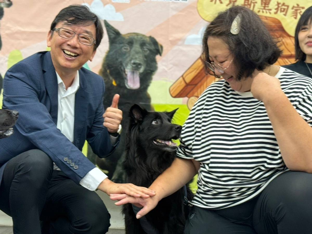 農業局長諶錫輝與黑犬軍團互動