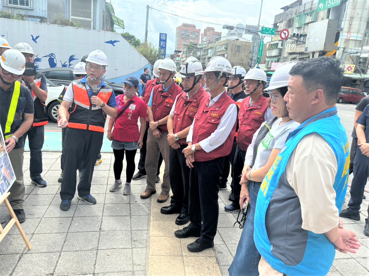山陀兒颱風來襲，新北市副市長陳純敬率同工務局、水利局、交通局、消防局等單位，聽取養工處報告福和橋預力梁更換工程防颱整備情形。