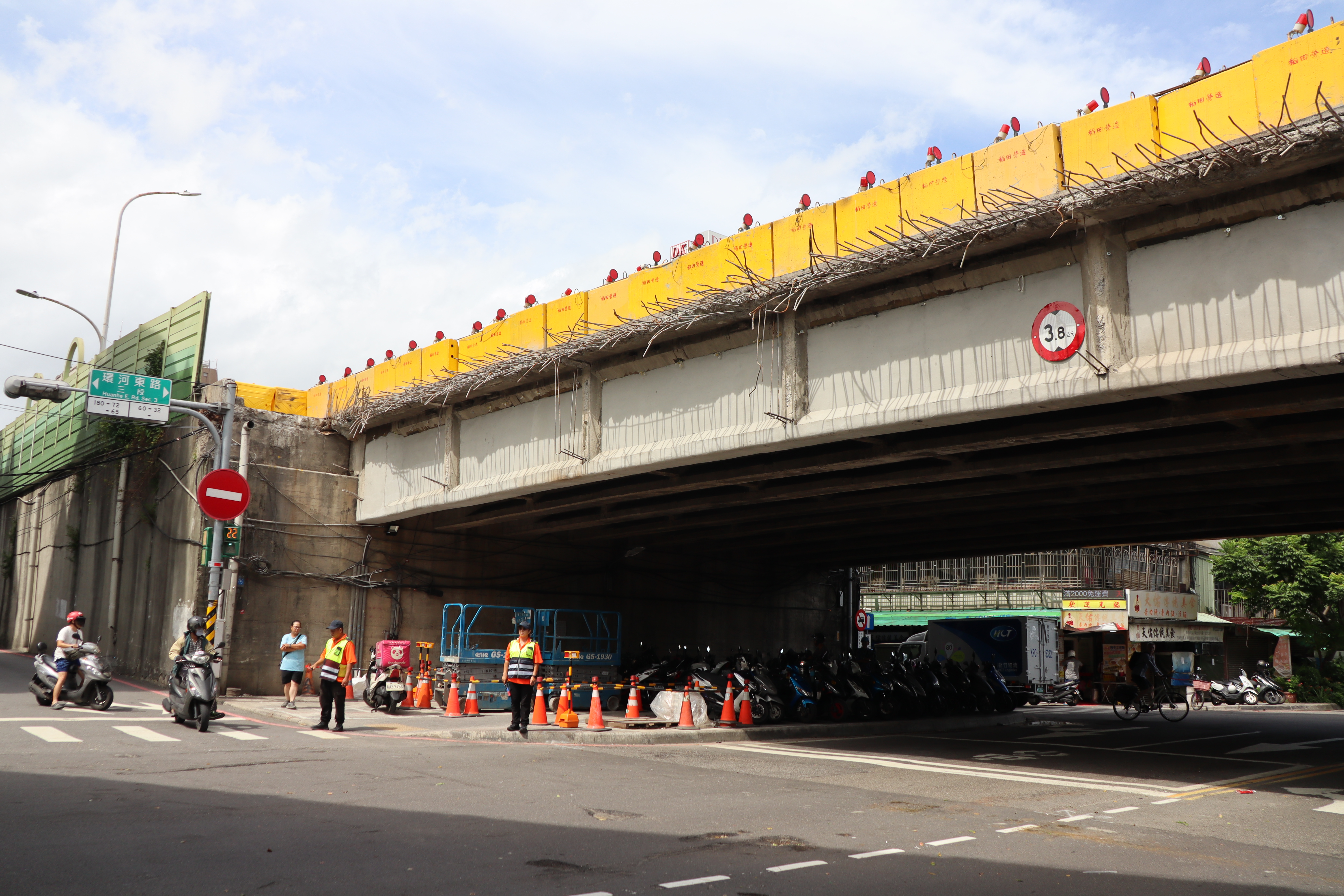 跨越北北兩市的福和橋整建將近40年，橋底遭多次超高車輛撞擊修復後再發現預力梁受損，新北市養處正進行永和端更換預力梁工程，預計年底完工，面對山陀兒颱風來襲，已做好萬全準備。