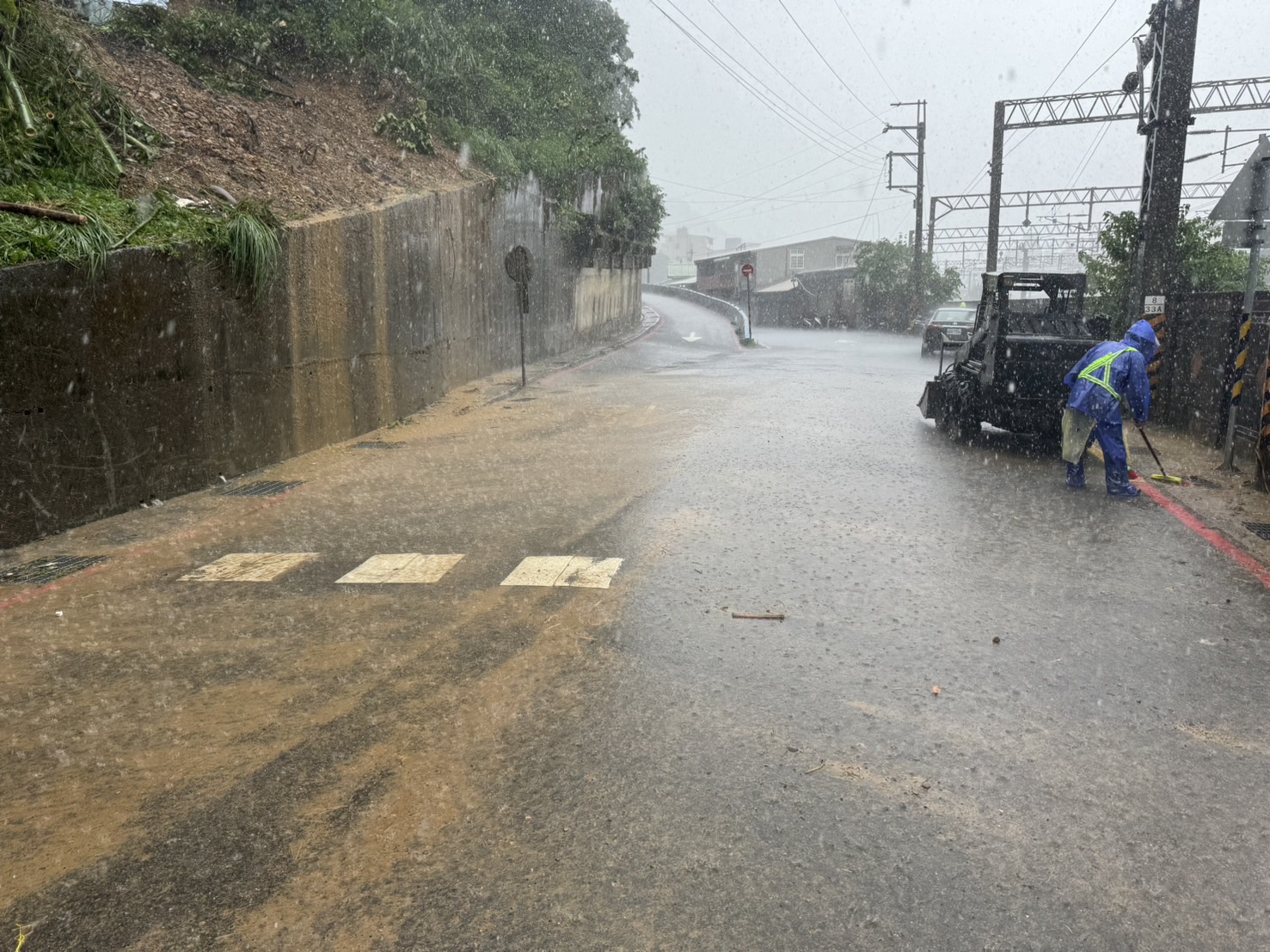 山陀兒颱風造成瑞芳邊坡坍方道路不通，瑞芳區公所緊急搶災，於下午1：30分搶通，後續邊坡整治將由工務局養工處接手。