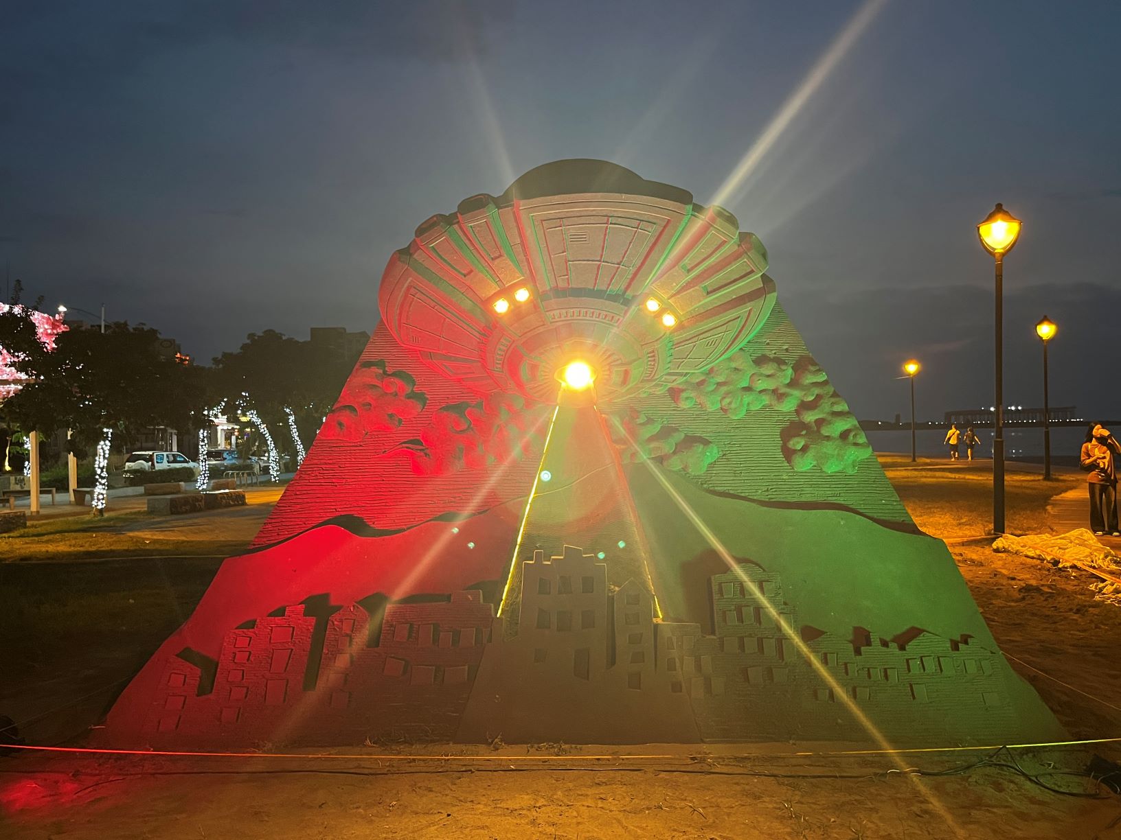  神秘的UFO即將離開八里左岸