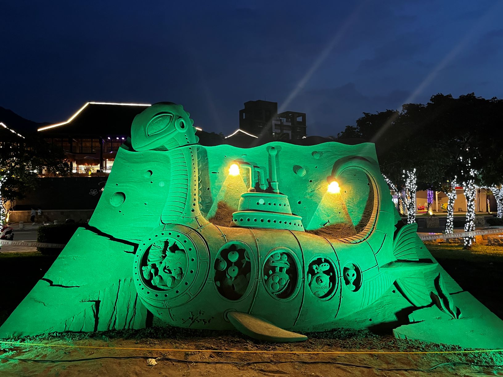  體驗燈光互動，和尼斯湖水怪一起踏遊宇宙！