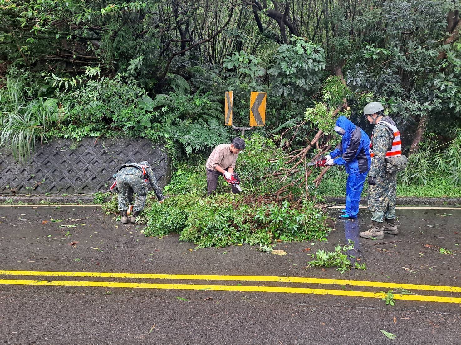 國軍協助清運傾倒路樹、崩落土石