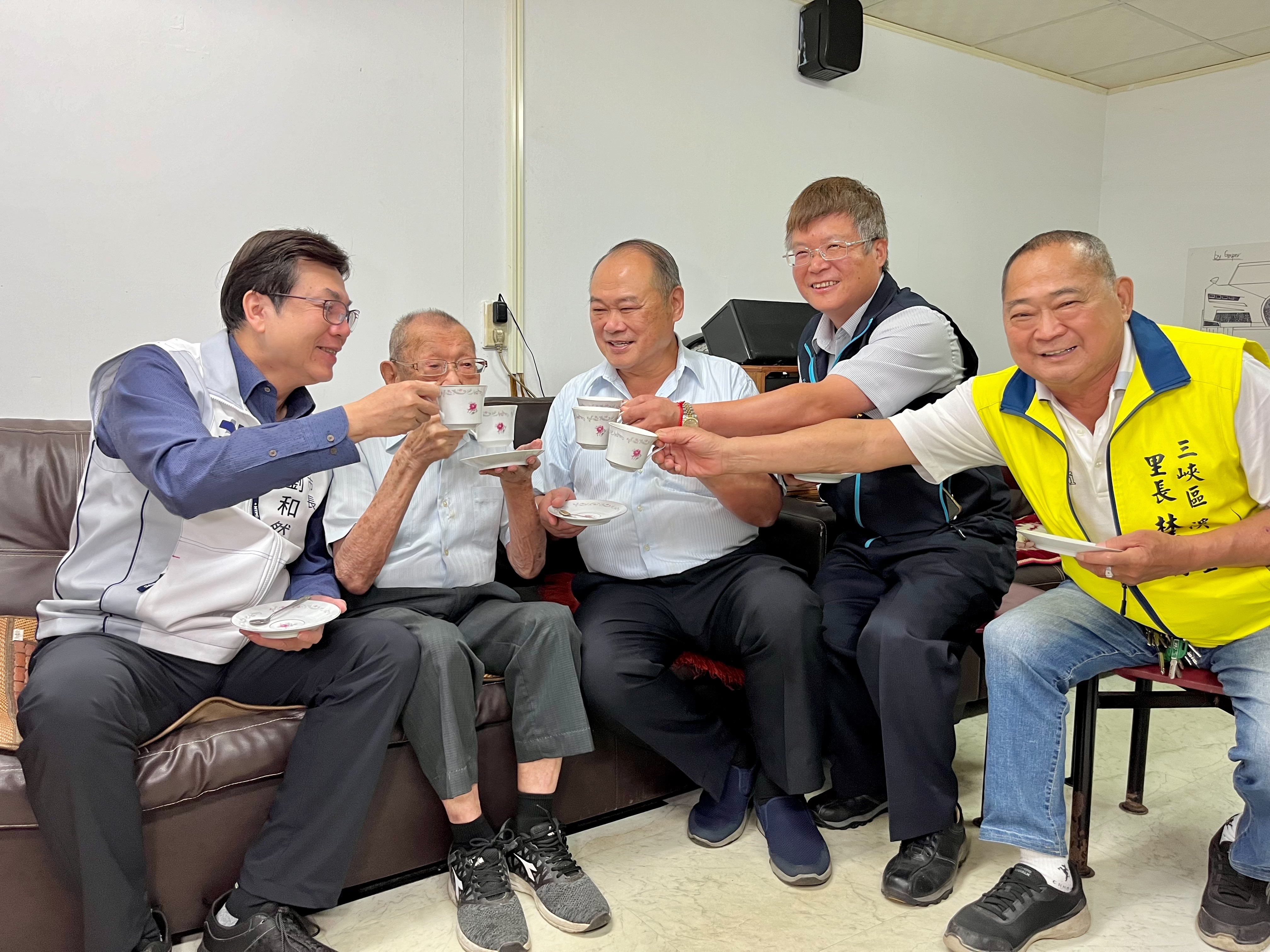 林鏡鑾每天必來上一杯家很多糖的咖啡，眾人現場也一起品嚐「林鏡鑾口味」咖啡，一飲下直呼「哇！真的甜！」，逗樂彼此。