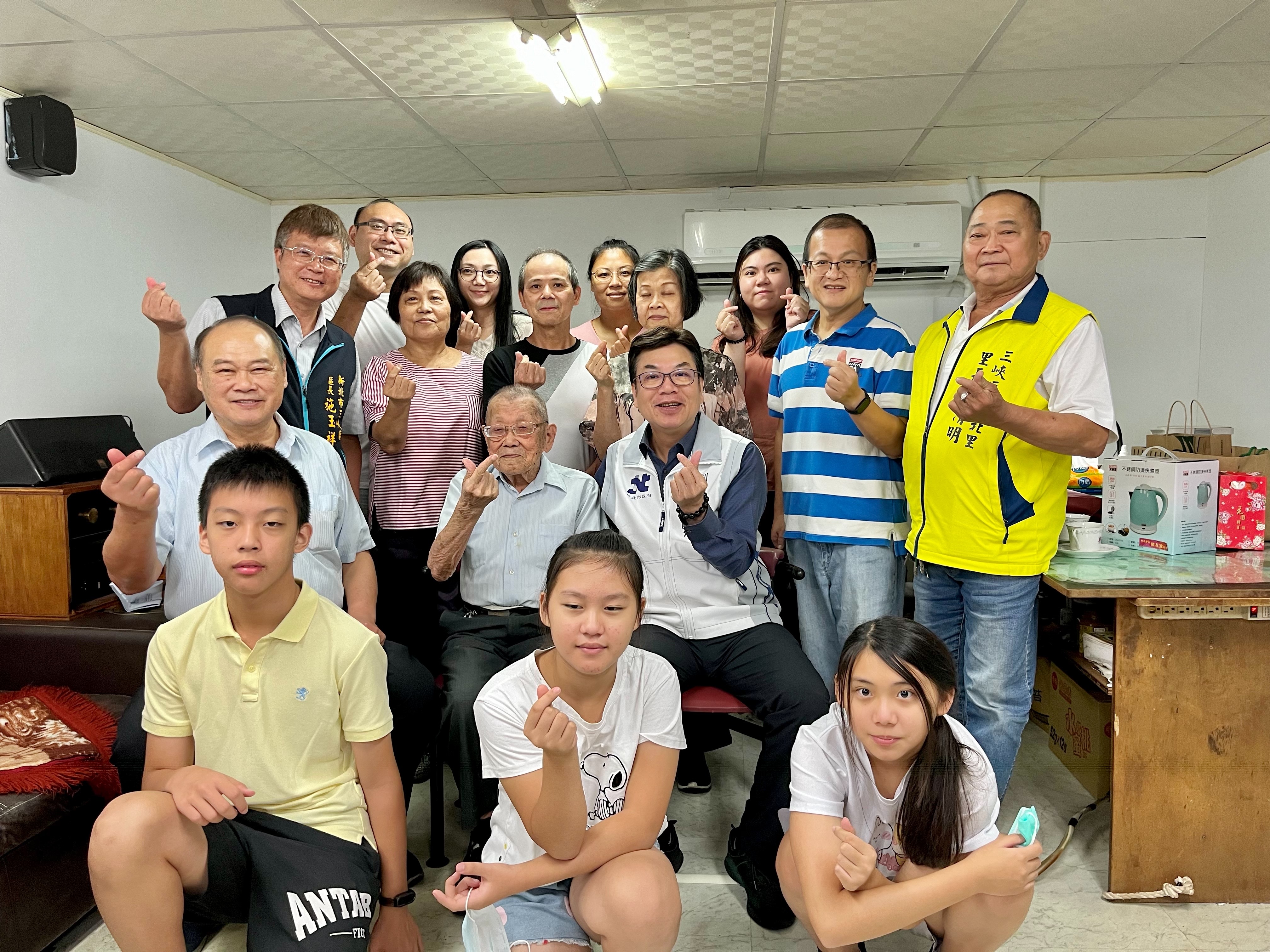 林鏡鑾一家四代同堂齊聚，迎接重陽佳節，享受天倫之樂。