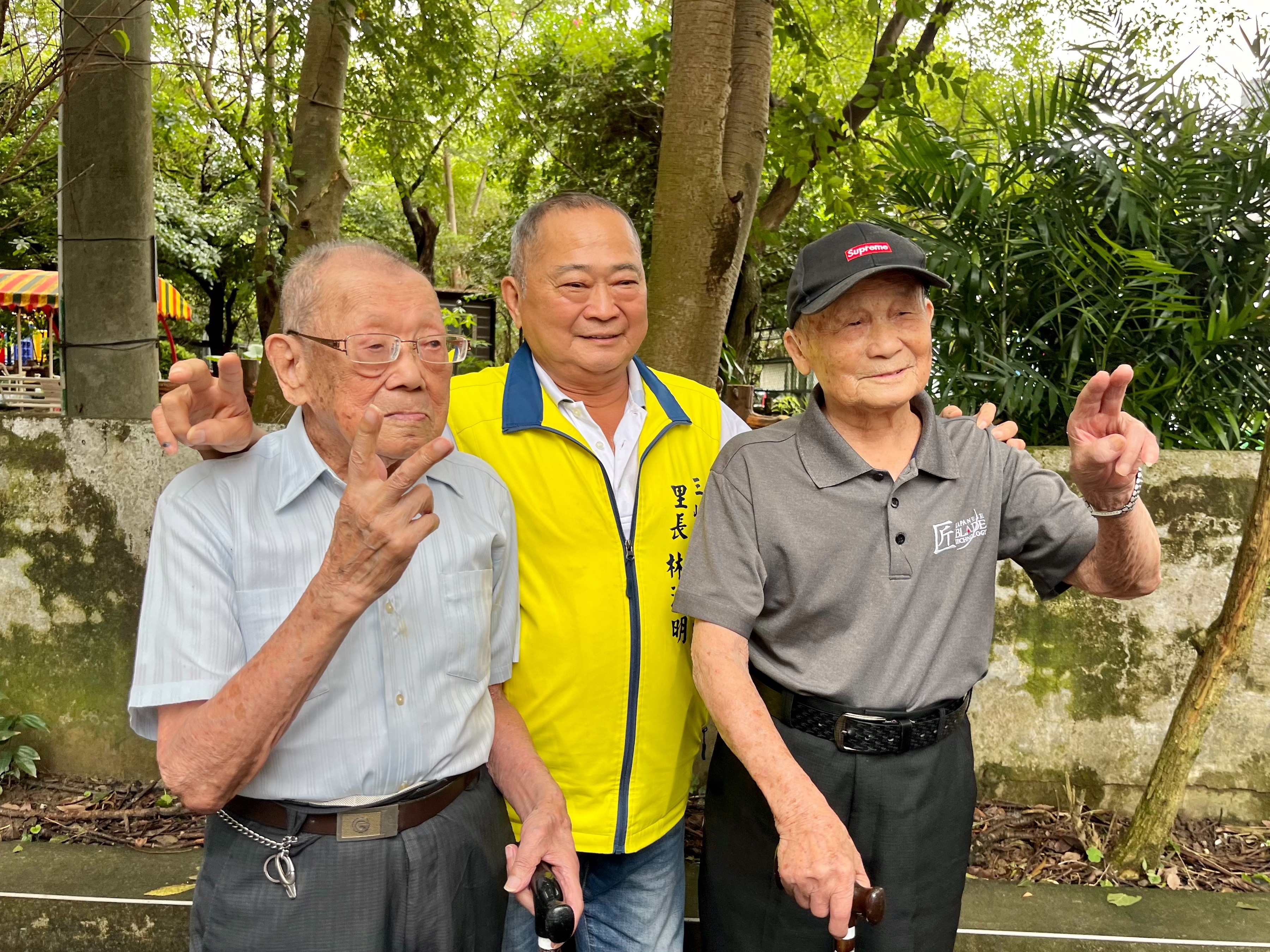 林鏡鑾(左1)與同樣也是人瑞的鄰居傅益元(右1)，常在隔壁公園散步運動，倆人與交情好的溪北里里長林清明(中)在公園前合影留念。