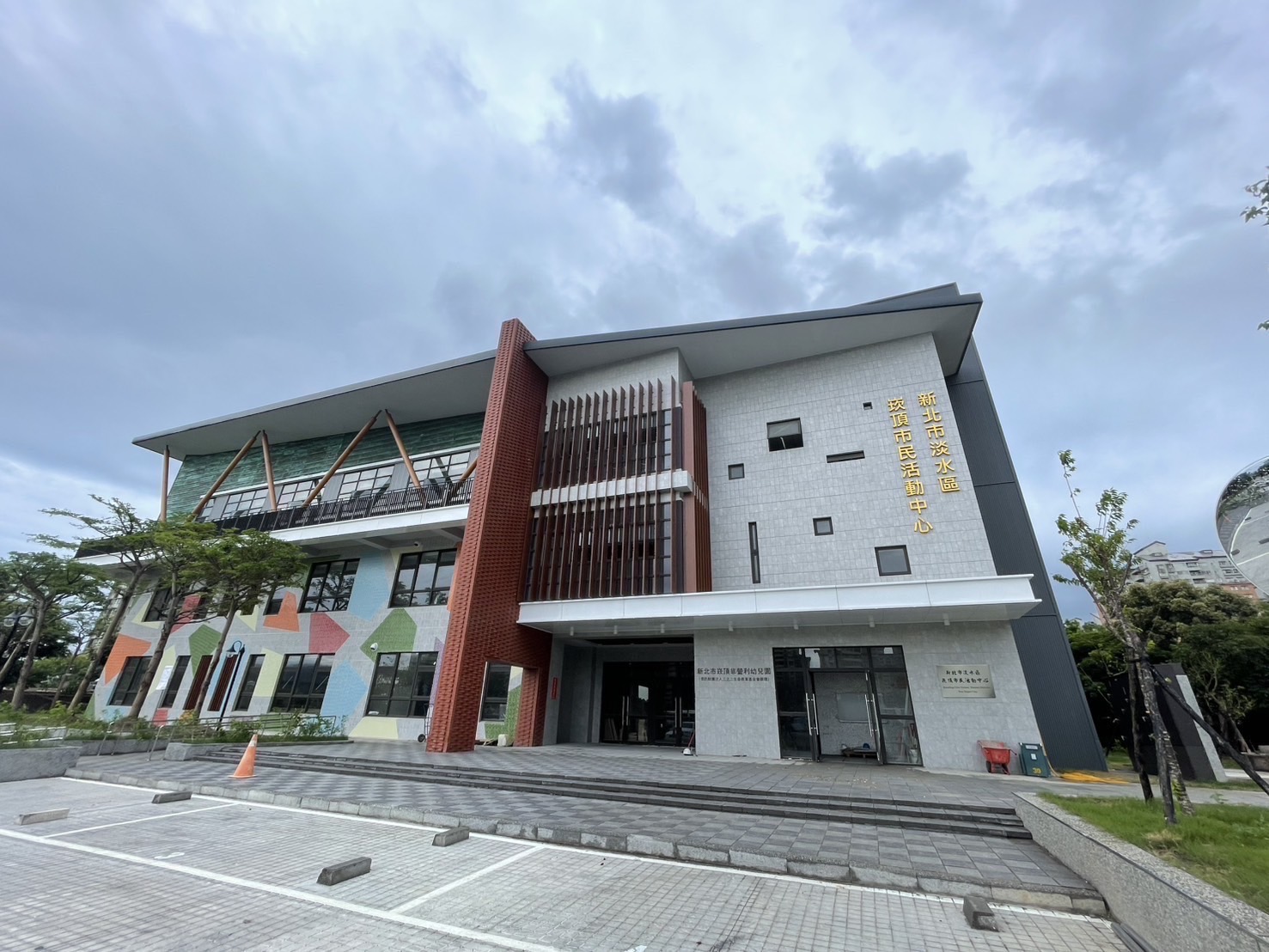 淡水崁頂市民活動中心為3層樓建築，其中1、2樓為公共化幼兒園，3樓則做為活動中心使用。