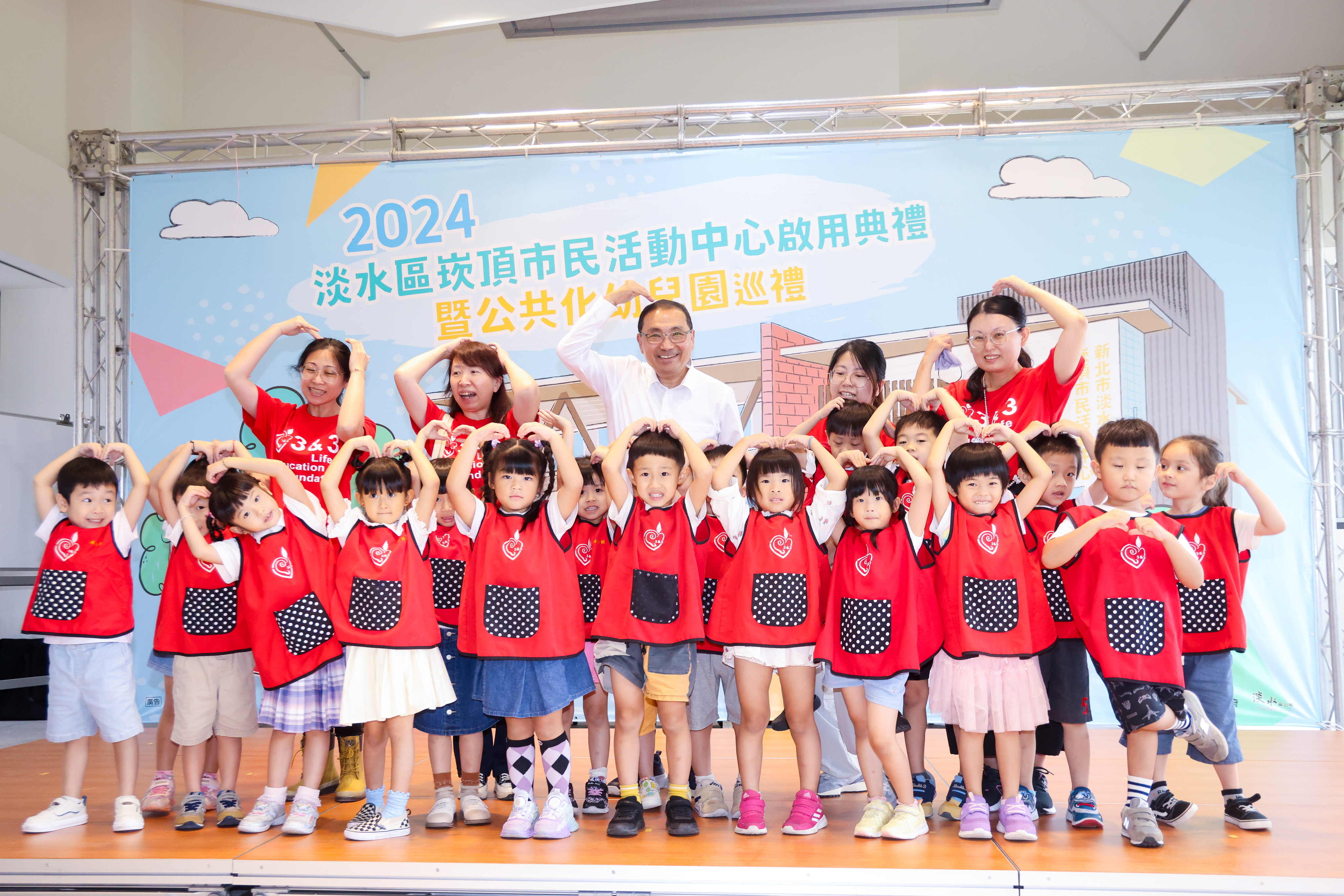 今日活動中幼兒園小朋友進行熱場表演