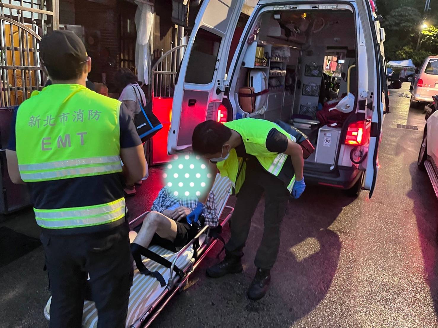救護車將病患轉送至礦工醫院安置 