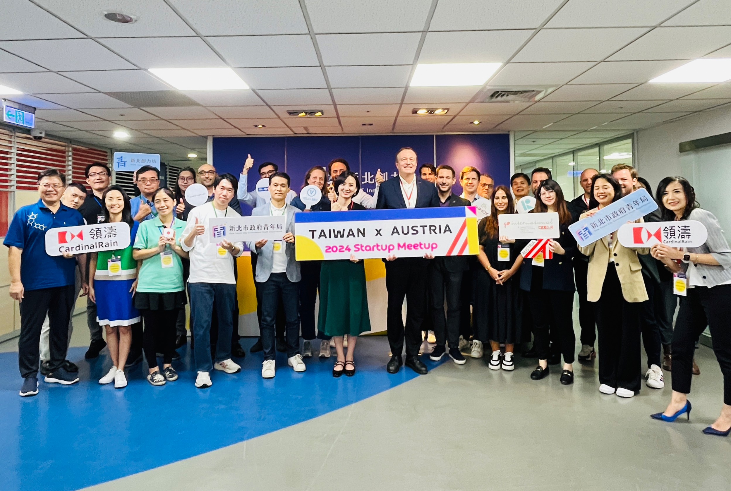 新北市政府青年局昨（7）日偕同新北市新創團隊，於新北創力坊接待奧地利商務代表辦事處率領的 7 組奧地利科技新創團隊進行國際交流。