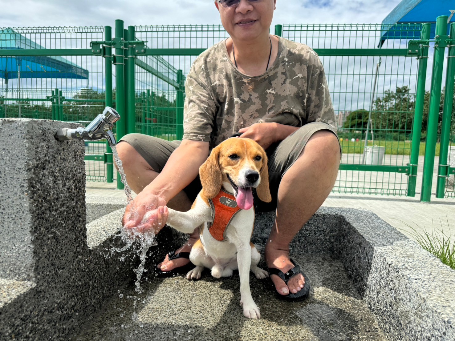  寵物公園外有清洗設備供民眾清洗毛孩