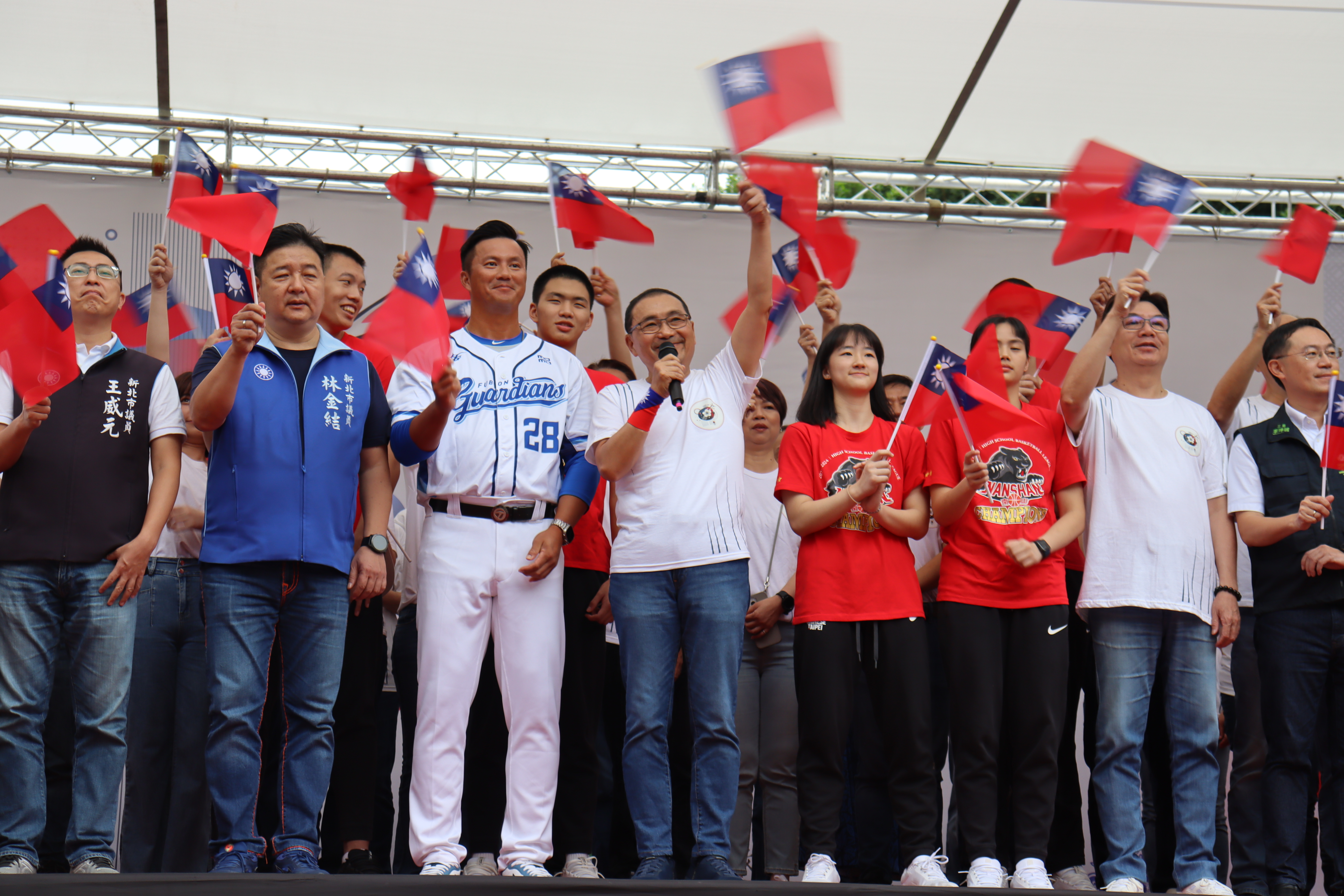 市長及市民在棒球情人高國輝、HBL南山小將的引領下，高聲齊唱國歌，共同祝福中華民國生日快樂。