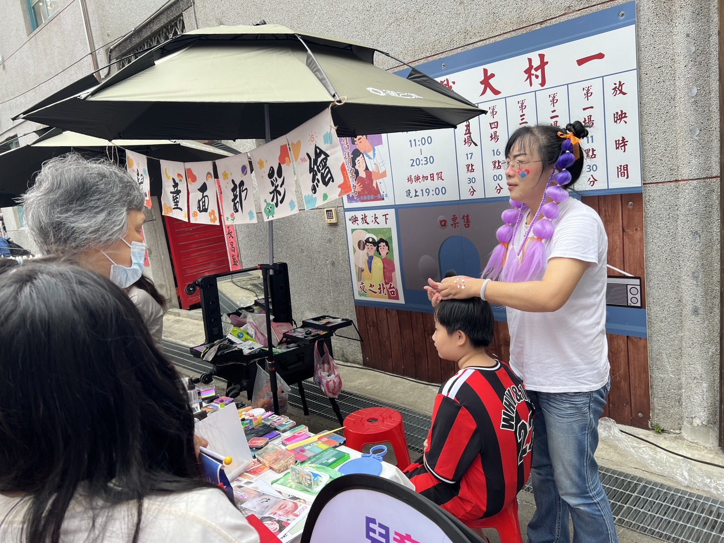 現場攤位包括古早味小吃、懷舊童玩以及胖卡餐車，讓國慶成為全家同歡的時刻。