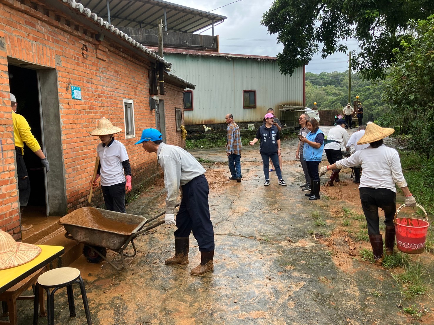 許多民間單位協助清理家園