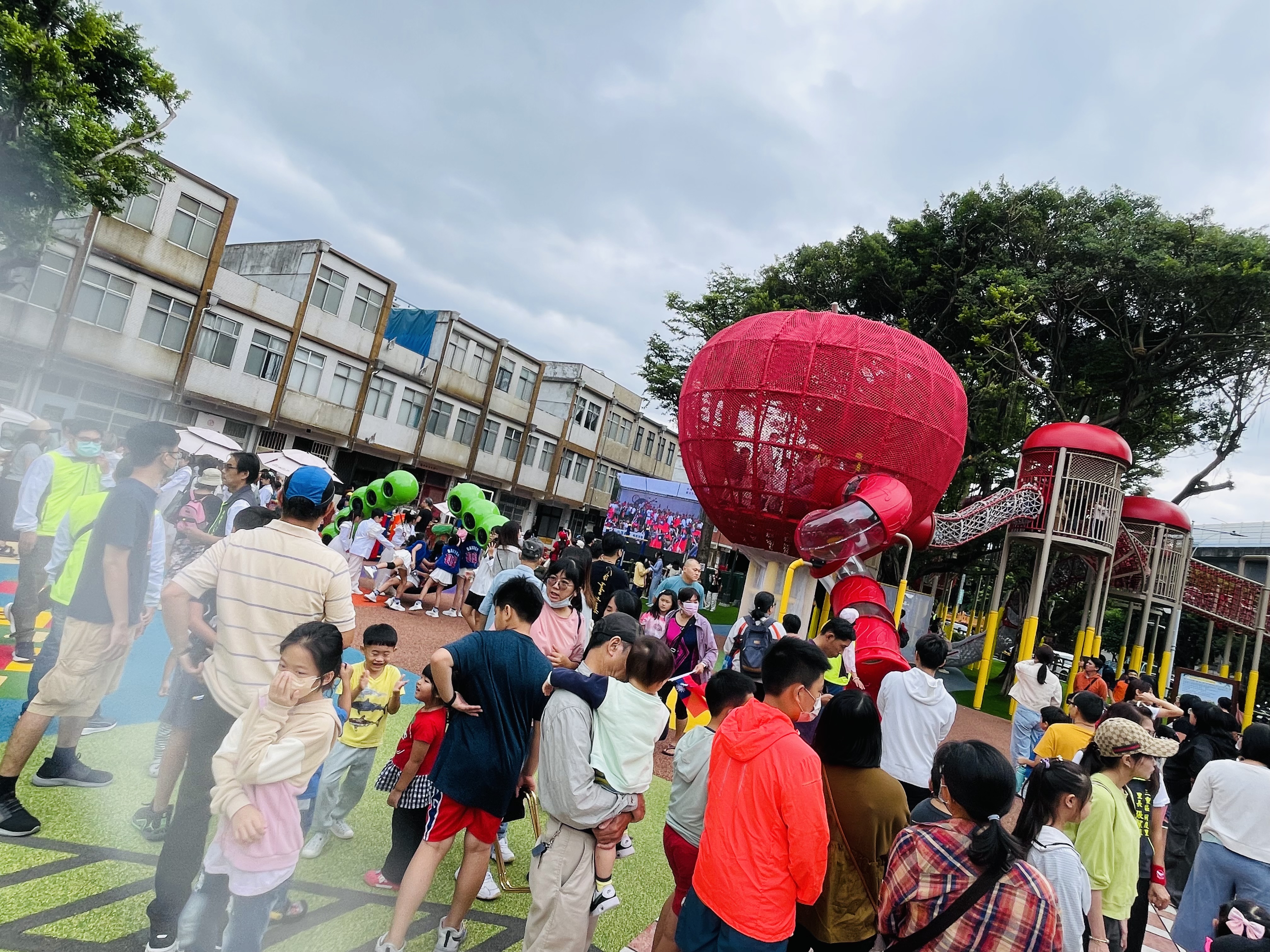 同安36公園遊具啟用，開放當日吸引不少小朋友搶先體驗。