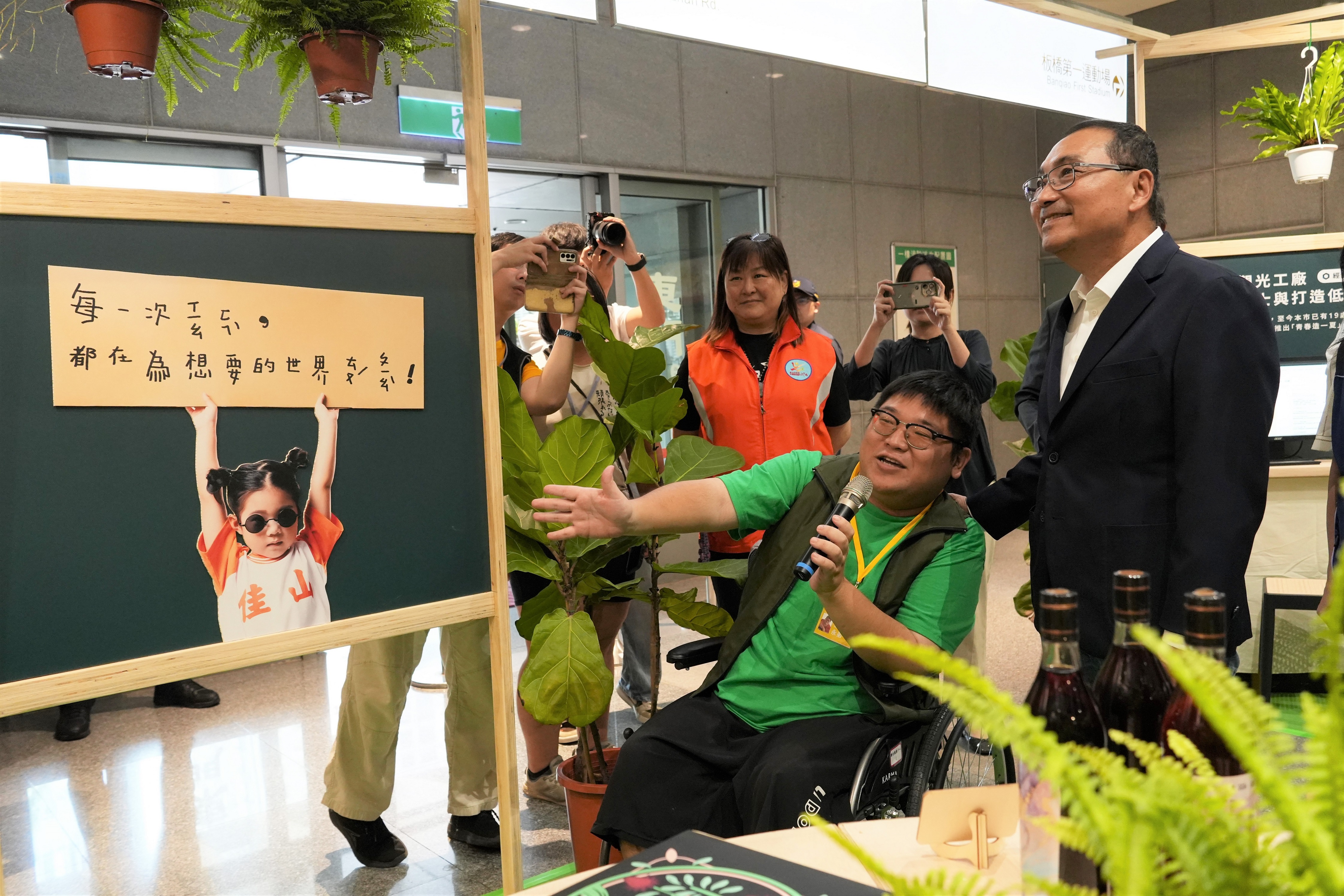  新北市侯友宜市長參觀市府一樓大廳展出的「從鄰到一」新北社造展.