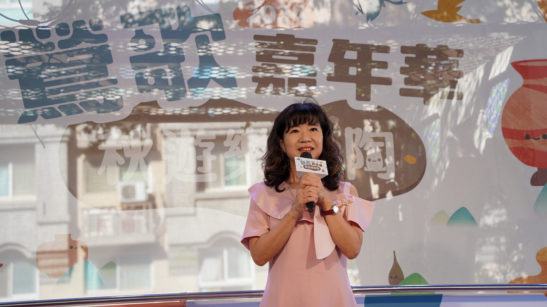 經發局長盛筱蓉表示，今年鶯歌嘉年華為了深化地方結合度，與當地二代年輕團體陶次瓦代代的產地開放日合作，讓民眾可以走進工廠，更深入的體驗鶯歌陶瓷產業文化