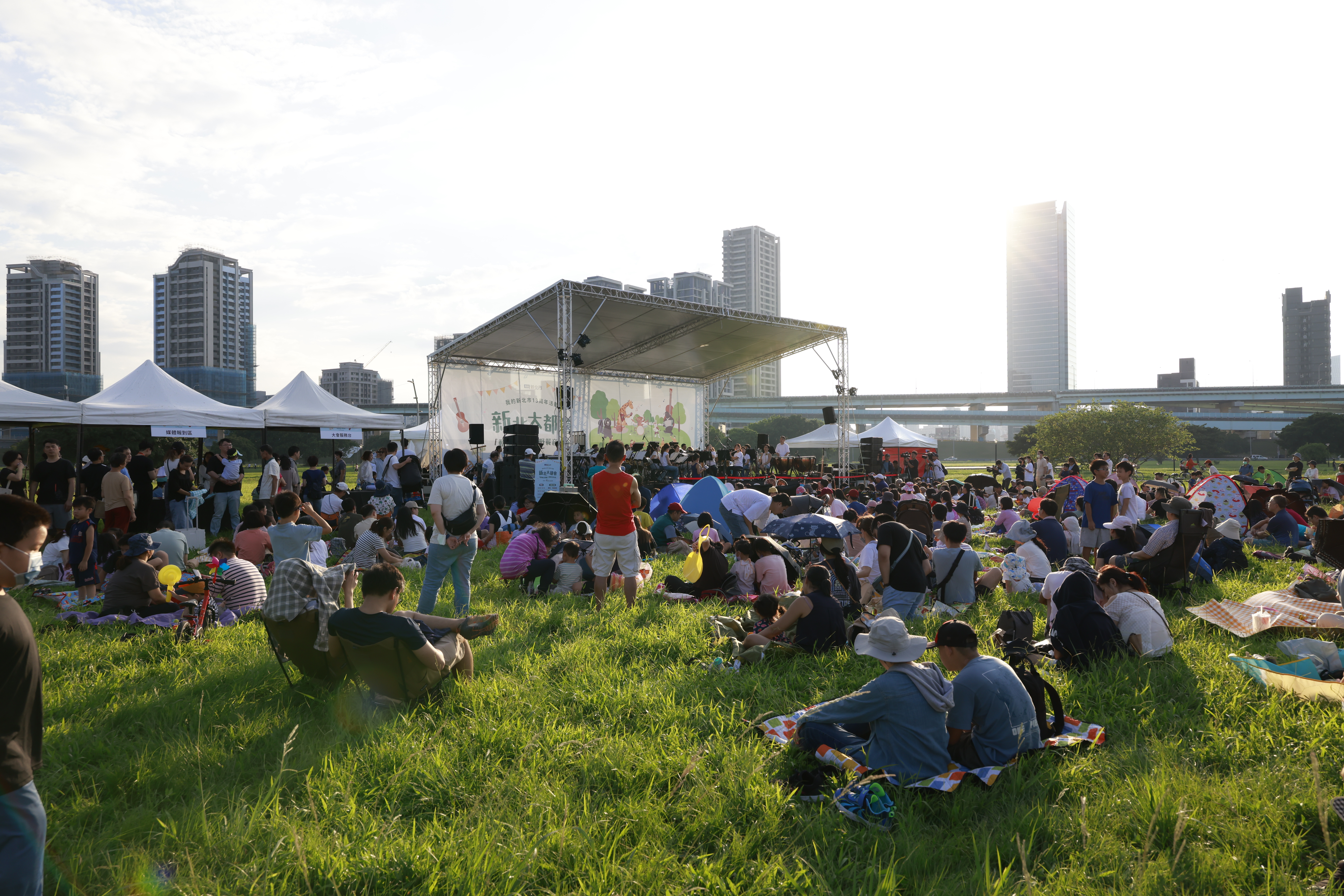 為慶祝新北市政府官方臉書粉絲專頁「我的新北市」13周年，市府今(13)日於新北大都會公園舉辦「動物狂想曲野餐音樂會」。
