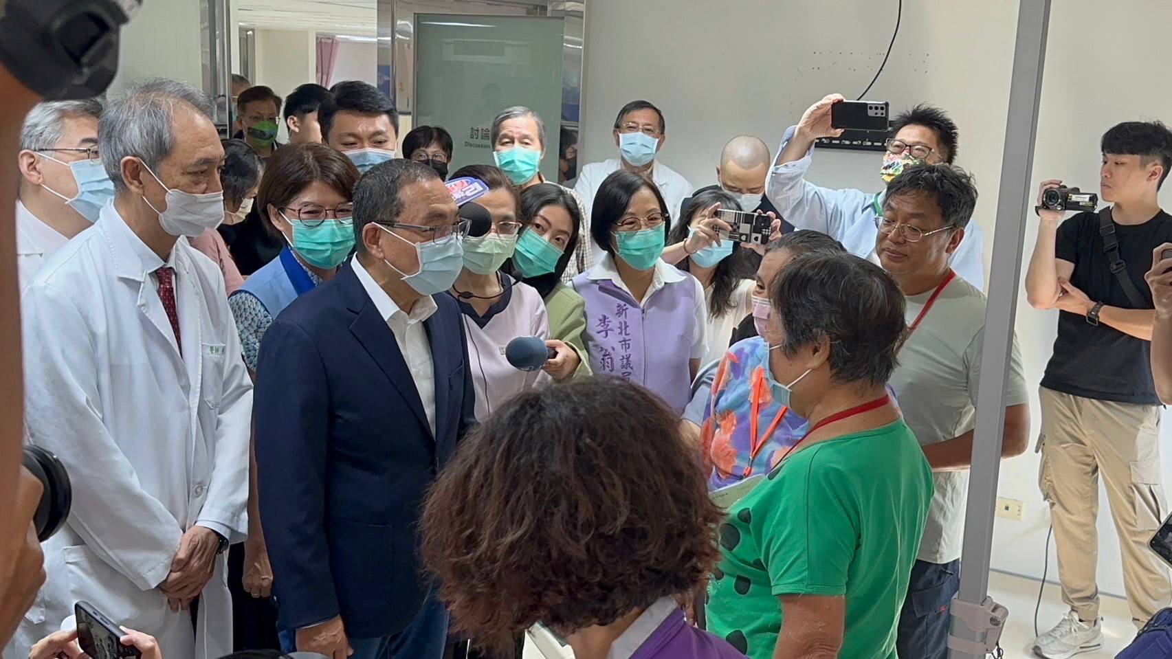 市長侯友宜今(14)日到新北市立聯合醫院三重院區訪視，關心農漁民長者健康檢查情況