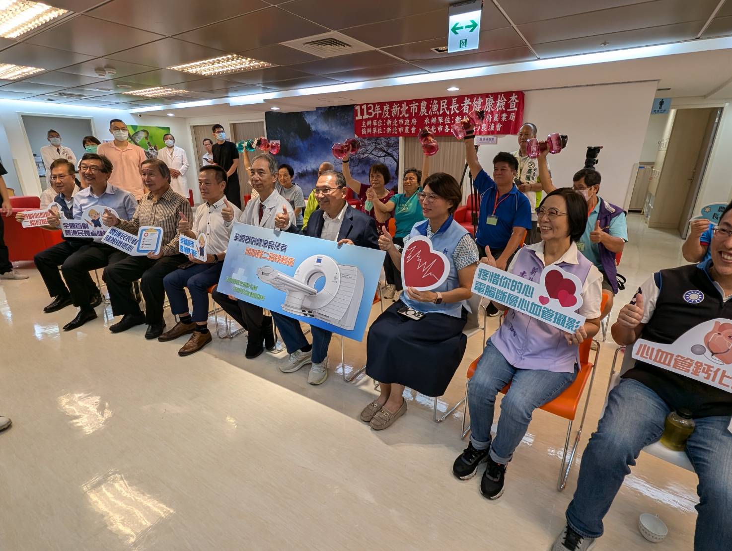  新北市長侯友宜今(14)日到新北市立聯合醫院三重院區訪視農漁民長者，鼓勵長者報名健檢顧健康