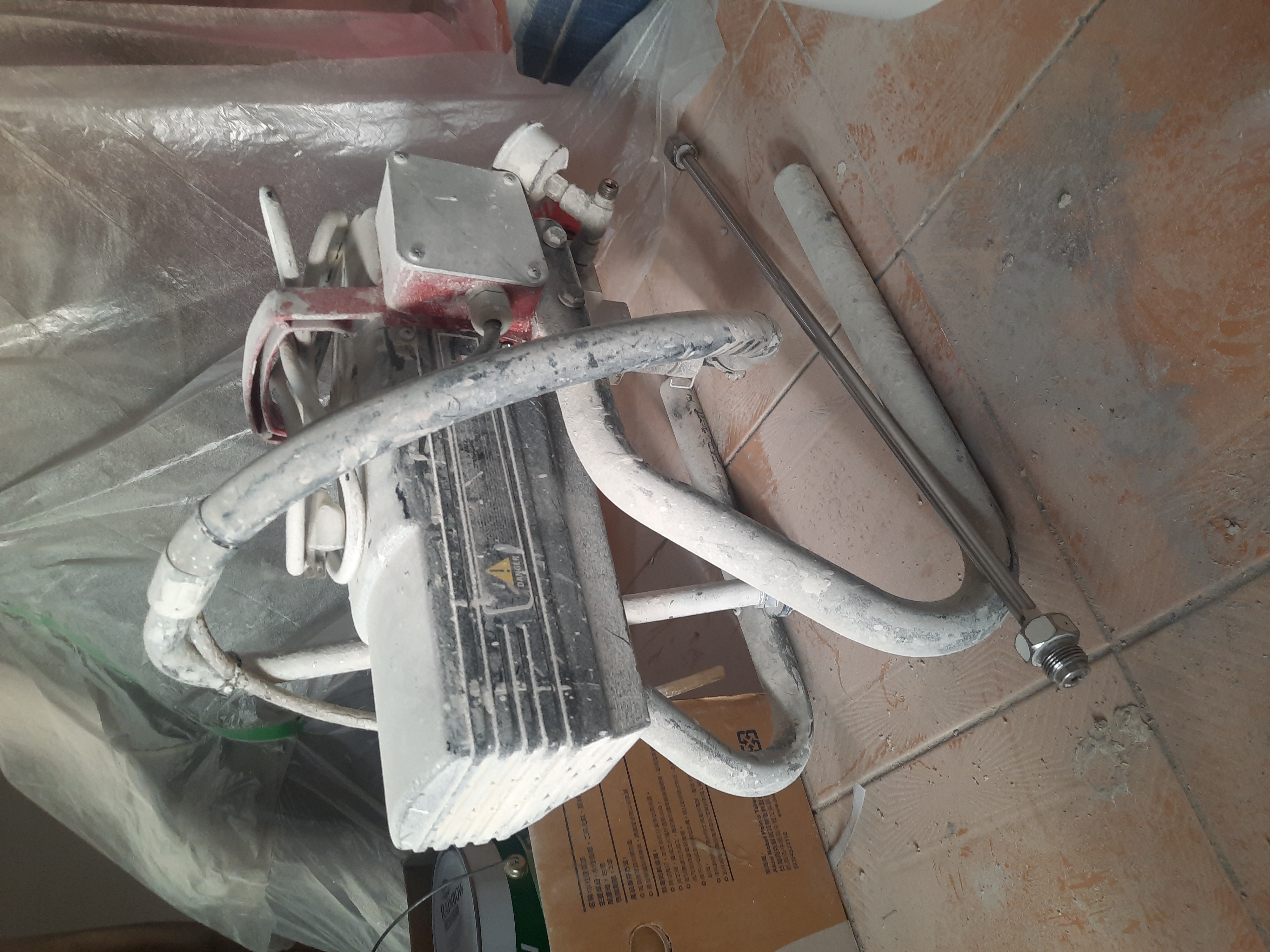 業者清洗噴漆機，廢水沿水路流入瓦磘溝