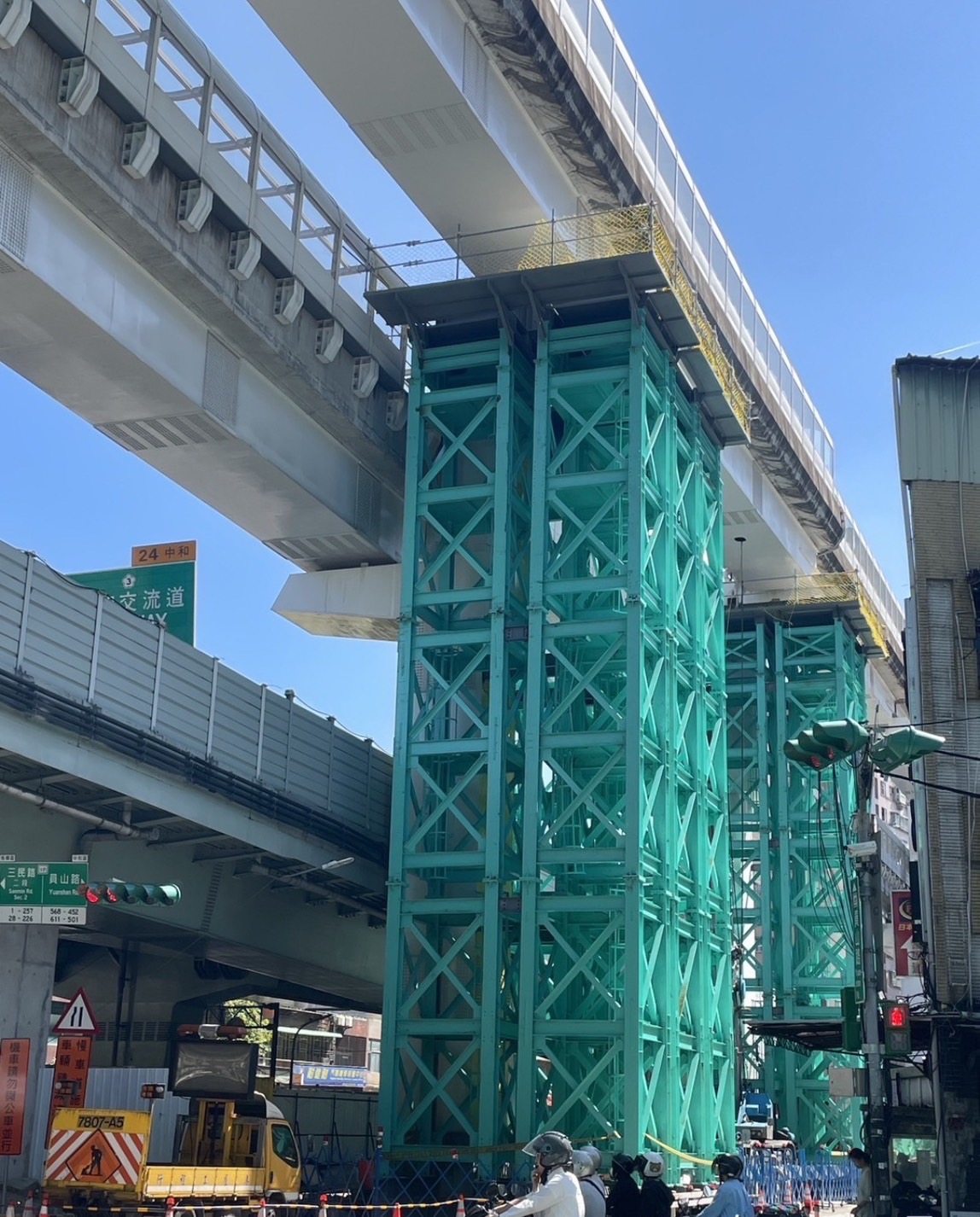 連續梁重型施工架已搭設完成