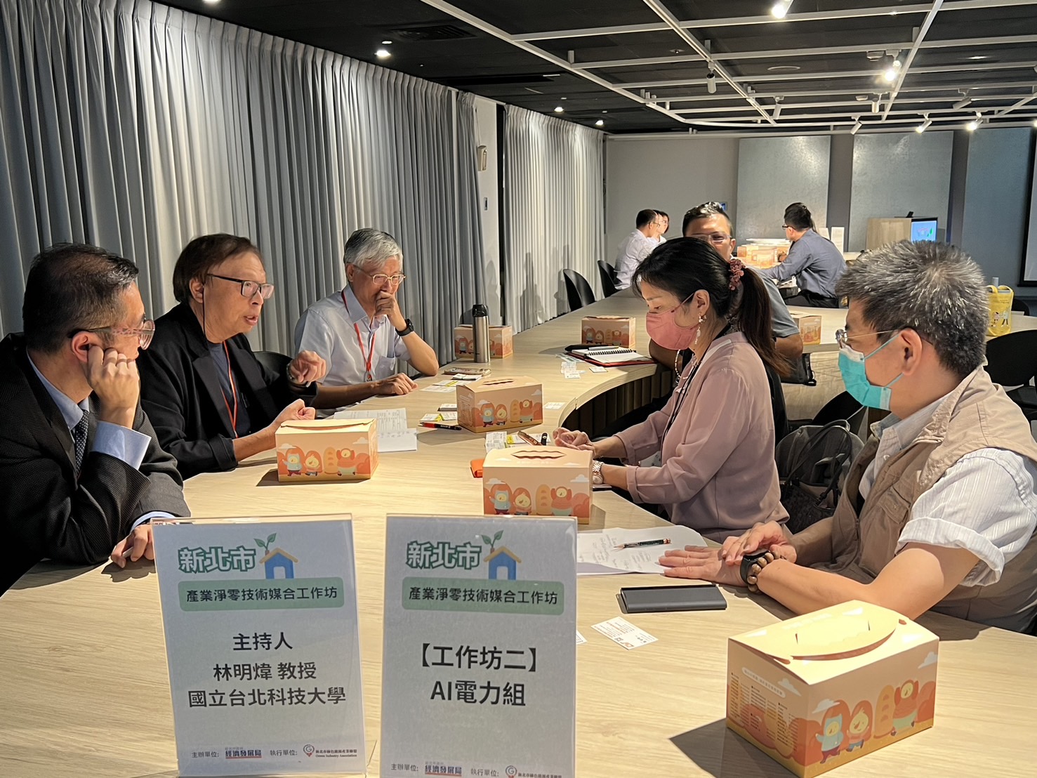 聚焦減碳常見問題面向及技術難度分門別類，以「能源效率」、「AI電力」、「ESG碳管理」及「碳中和工業區」四組別與專家學者及參與企業經驗分享深化淨零技術