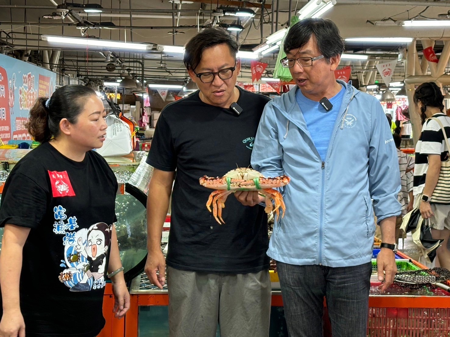 新北市農業局長諶錫輝與詹姆士於富基魚市挑選萬里蟹