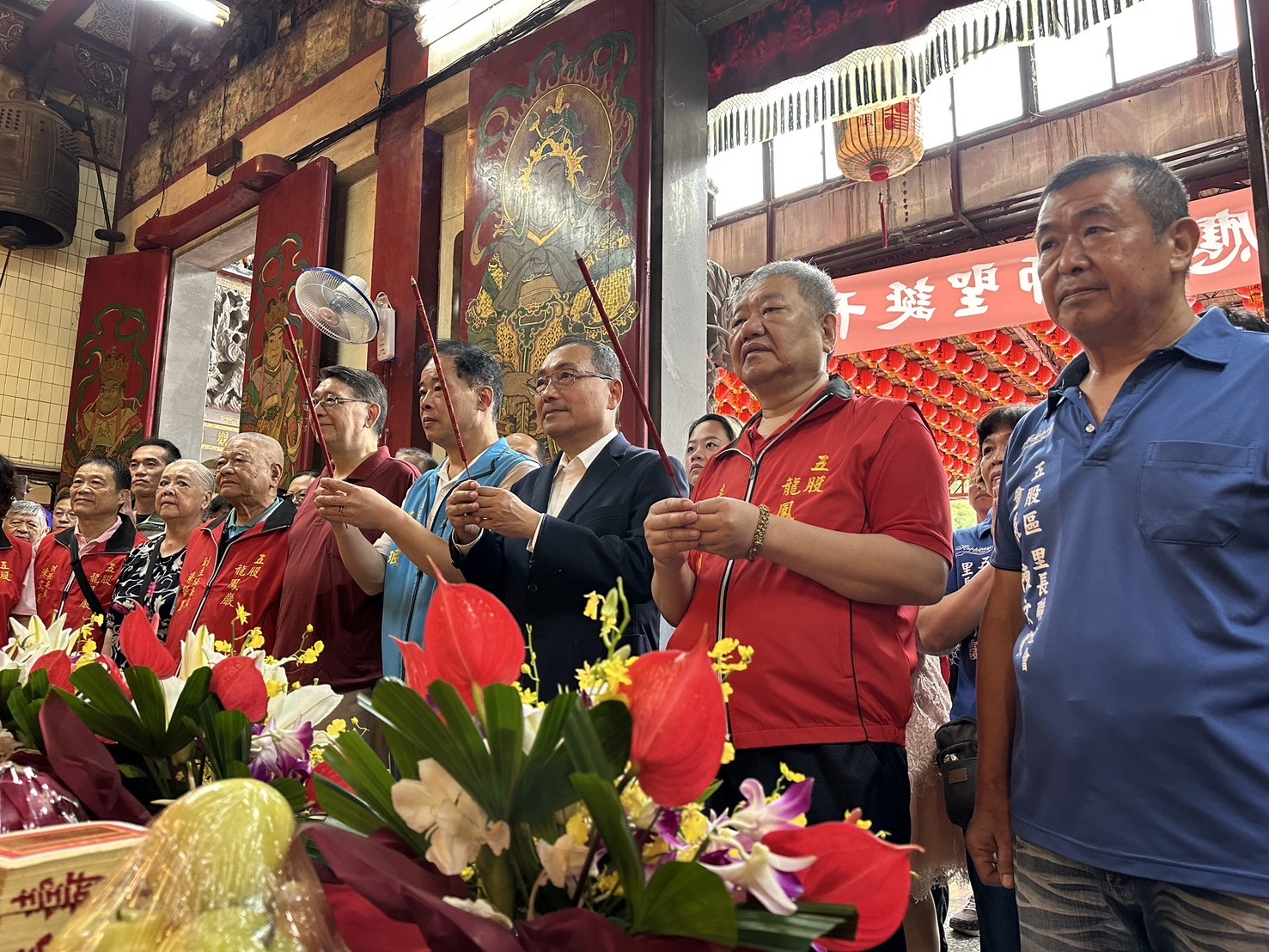 今(20)日為農曆9月18日顯應祖師聖誕，新北市長侯友宜上午前往五股龍鳳巖參拜祈福