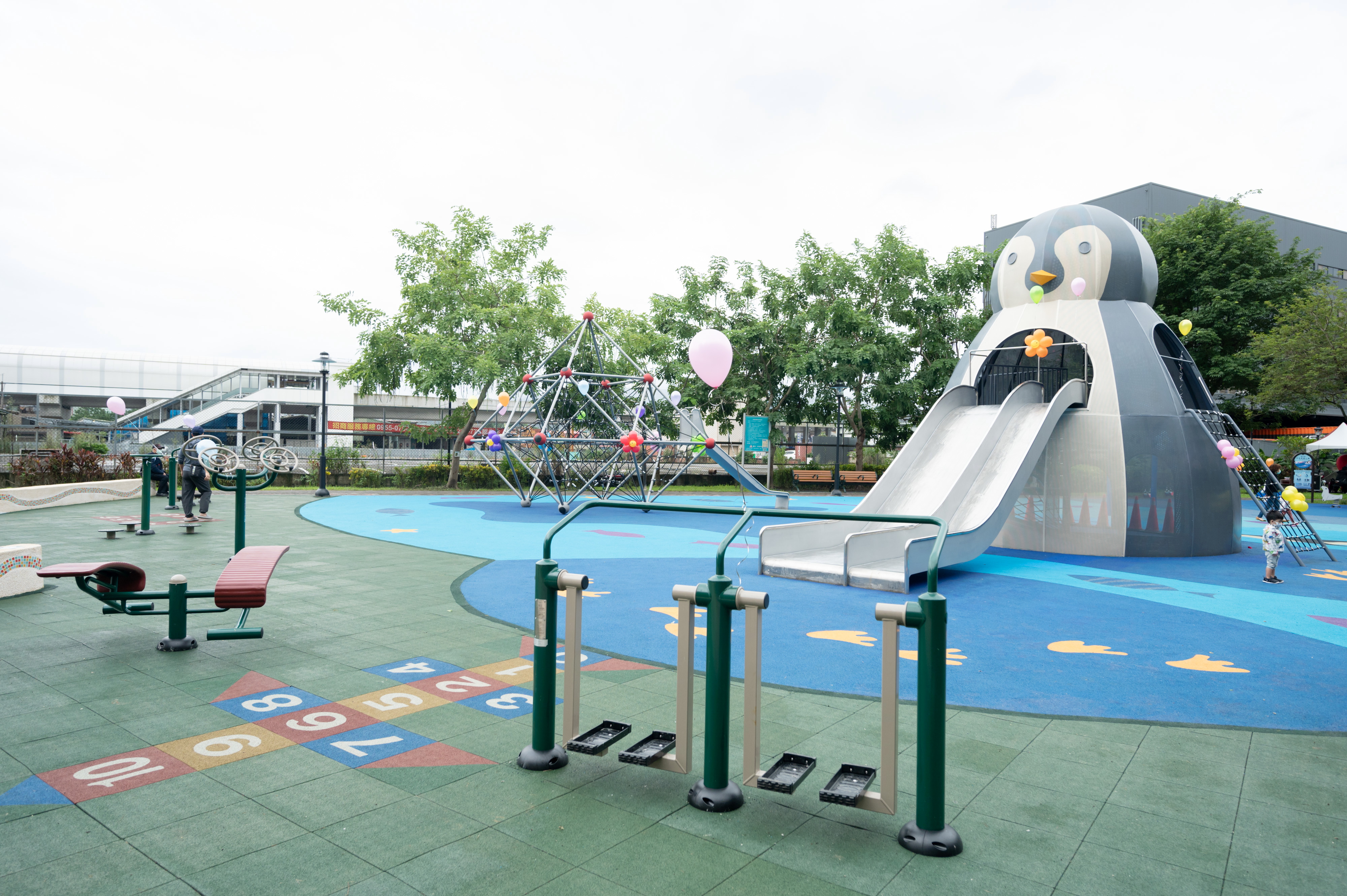  新店區的「安和景觀公園」內的兒童遊戲場配色以冷色調為主，並打造企鵝主題溜滑梯，萌度破表
