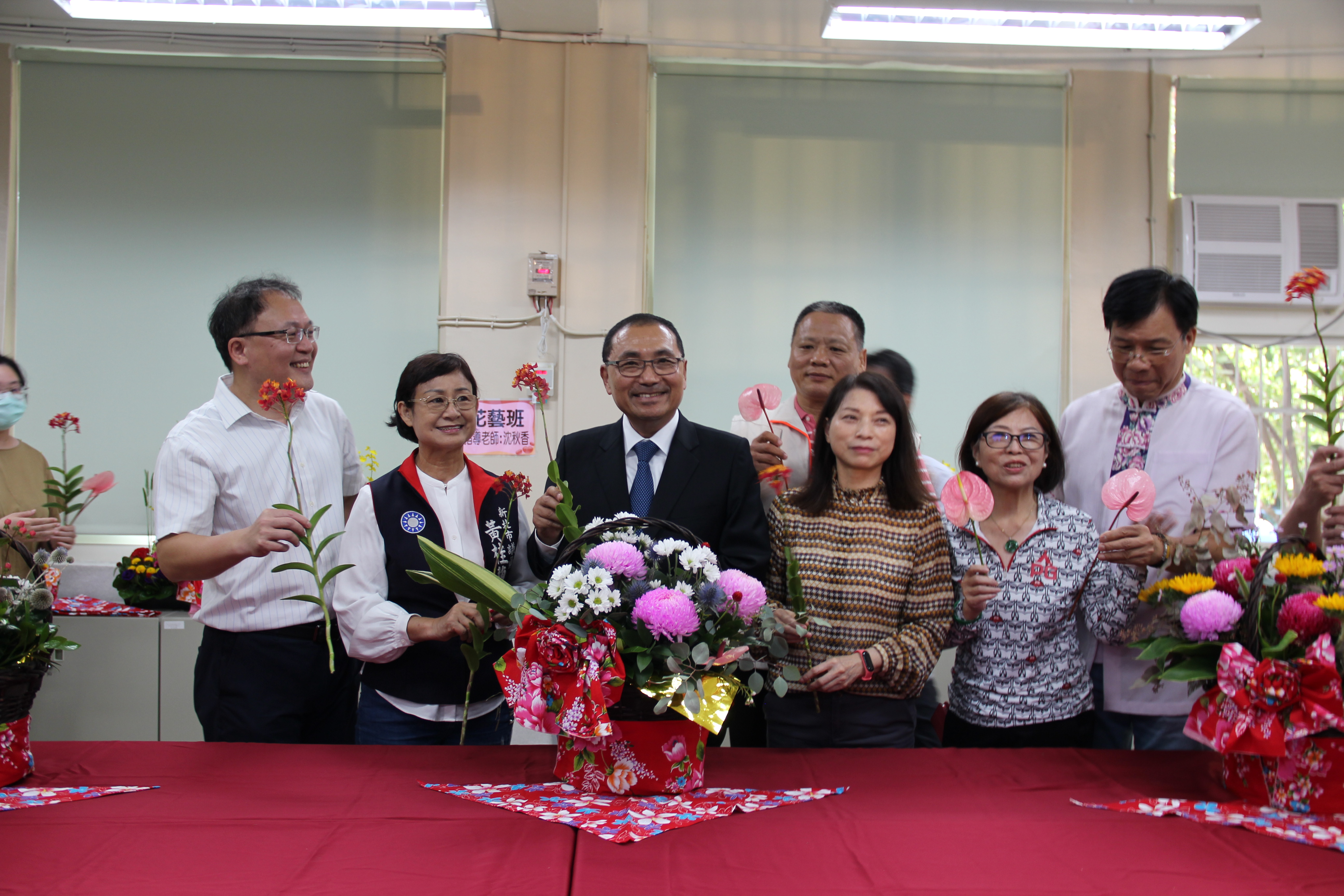 侯市長與貴賓及客家鄉親們體驗客家文化美學的花布花藝作品