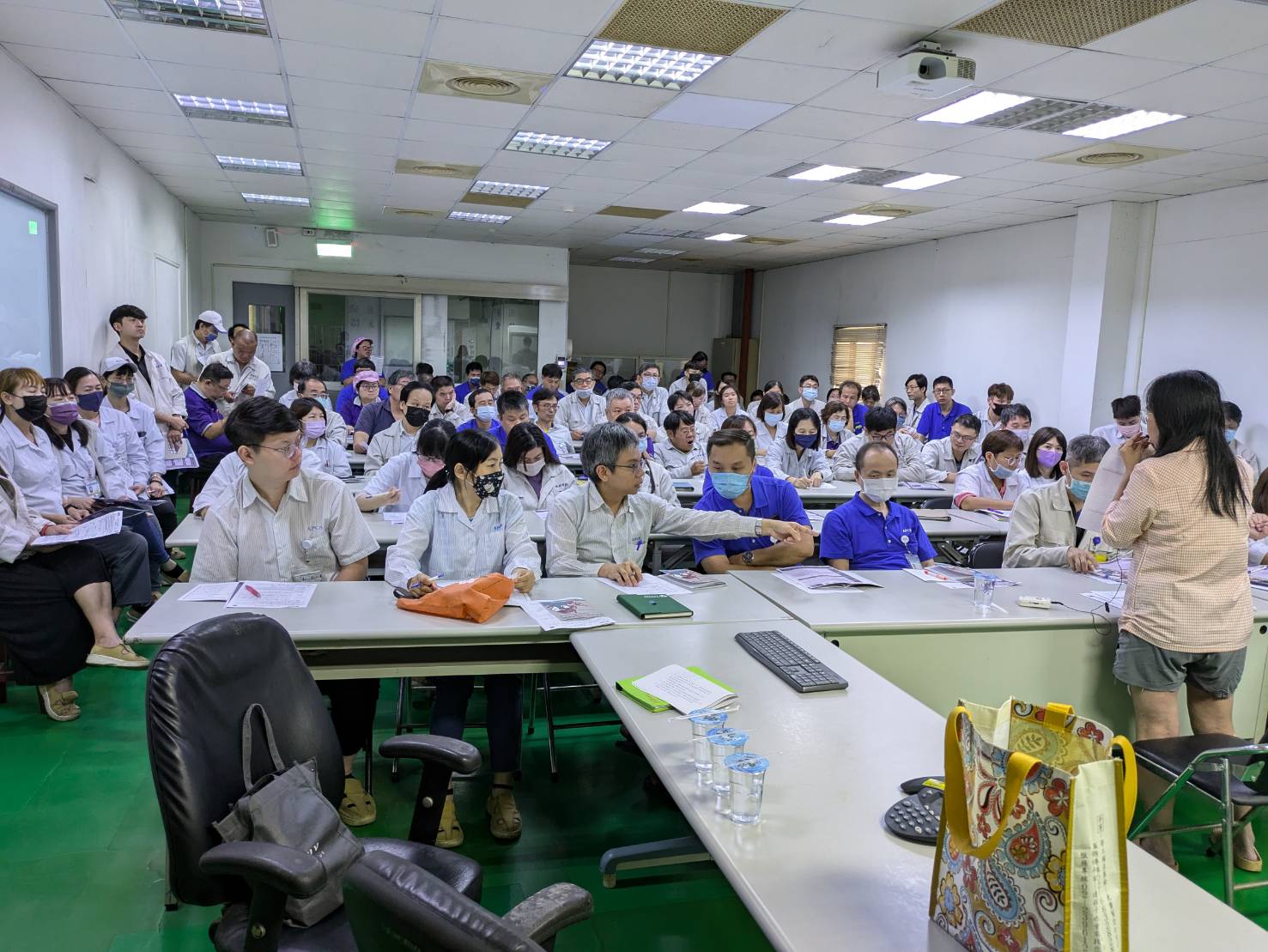勞工局於今日入廠競國實業股份有限公司，舉行兩場次的現場說明會