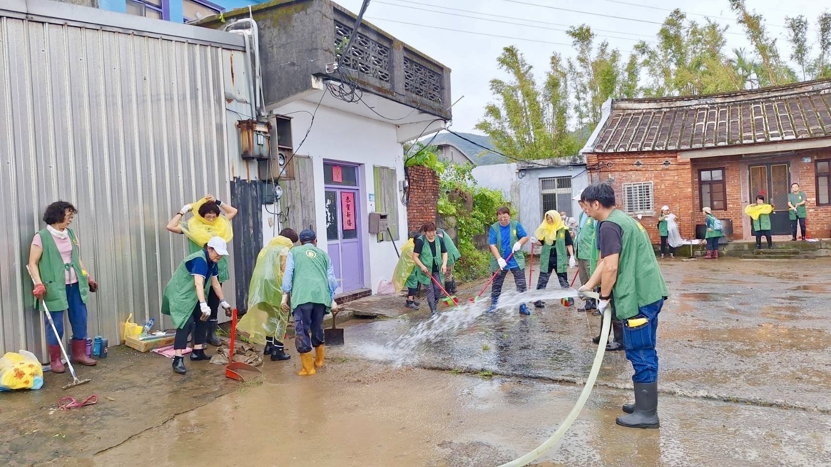 法鼓山基金會協助民眾清淤