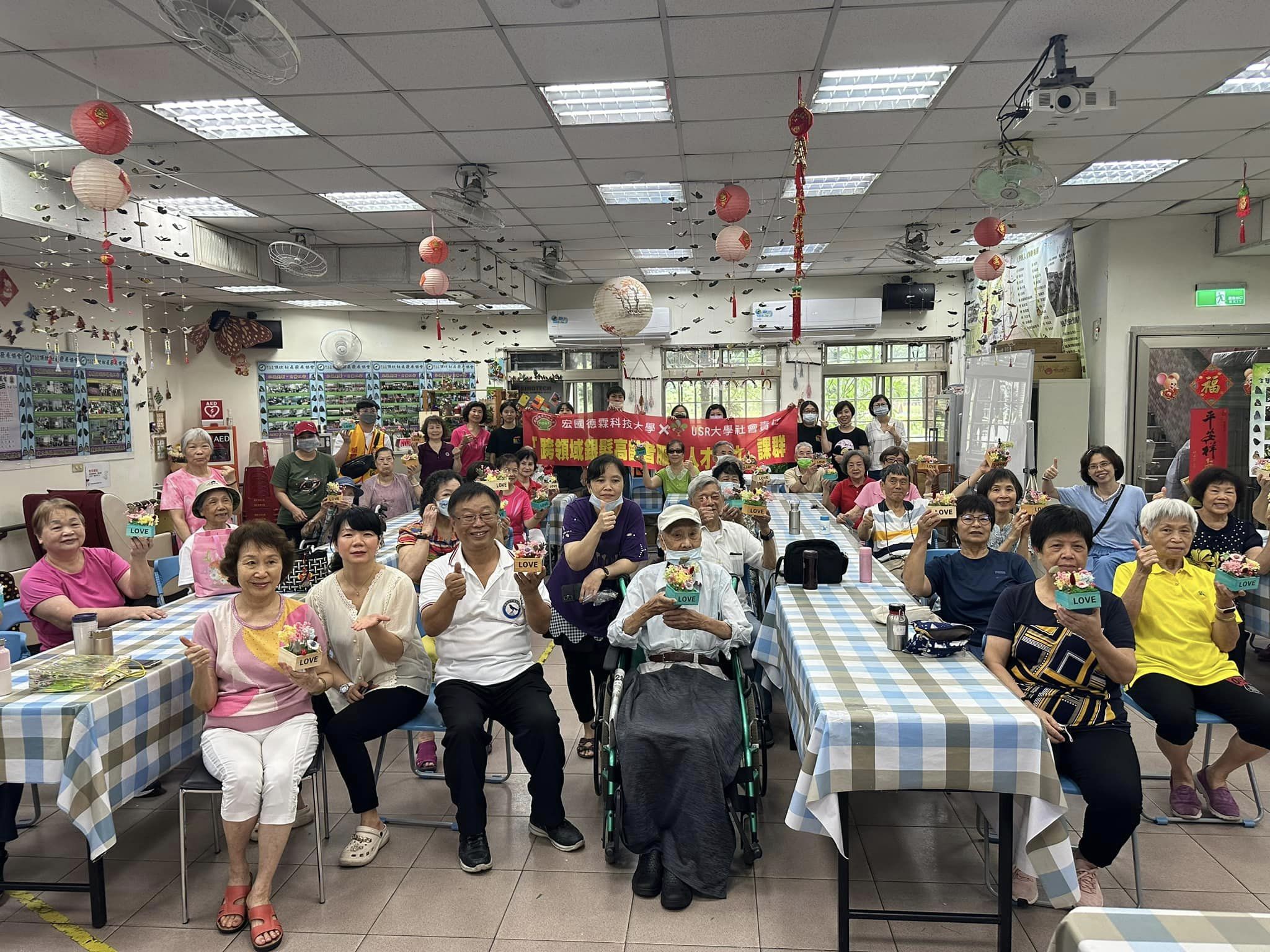 土城區公所與宏國德霖科技大學合作，推動社創大頂埔USR計畫，將大專青年資源導入，讓各科系走入里辦公處及社區關懷據點，為長輩規劃特色課程