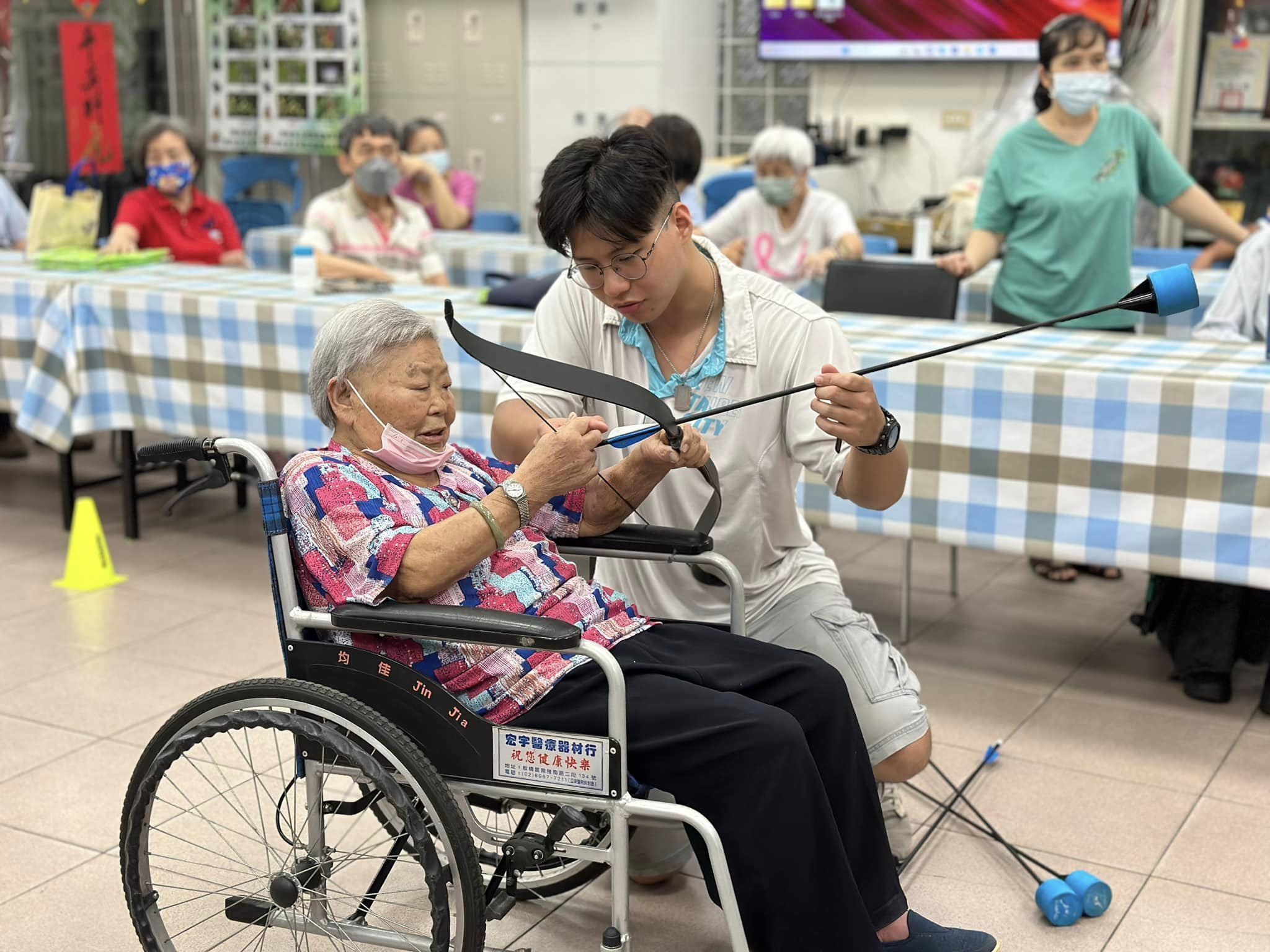 以銀髮視角推動各項課程與活動，讓老年人能夠在愉悅的氛圍中交流互動、學習和享受生活，增進身心健康和社會參與，減少孤獨感和孤立感