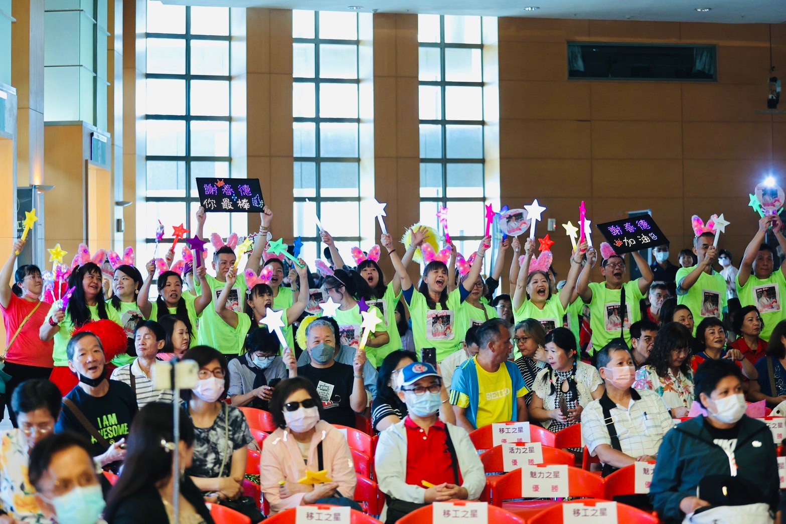  啦啦隊們賣力替選手加油打氣