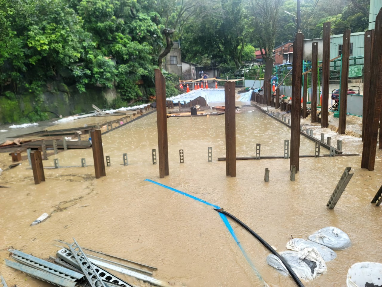 施工期間遭遇午後雷陣雨，消能池快速蓄水增加施工危險性