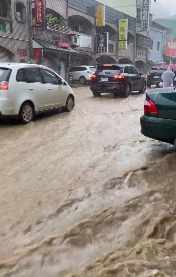 鳶山山區雨水沿路面往下流導致中山路積水