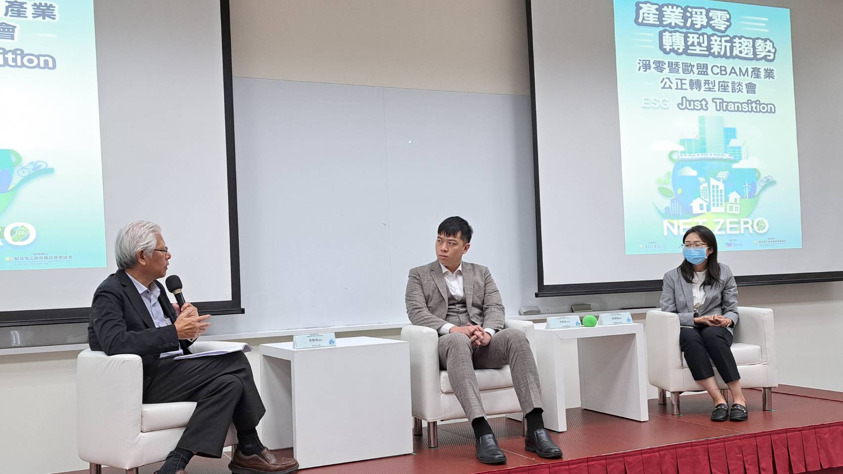 現場由市府已輔導的聯群股份有限公司林先生(中)與東豐慶股份有限公司曾督導(右1)分享自身應對減碳排的經驗，為其他企業提供寶貴的實務參考