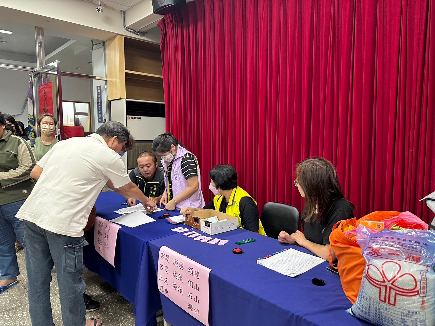 受災戶領取物資