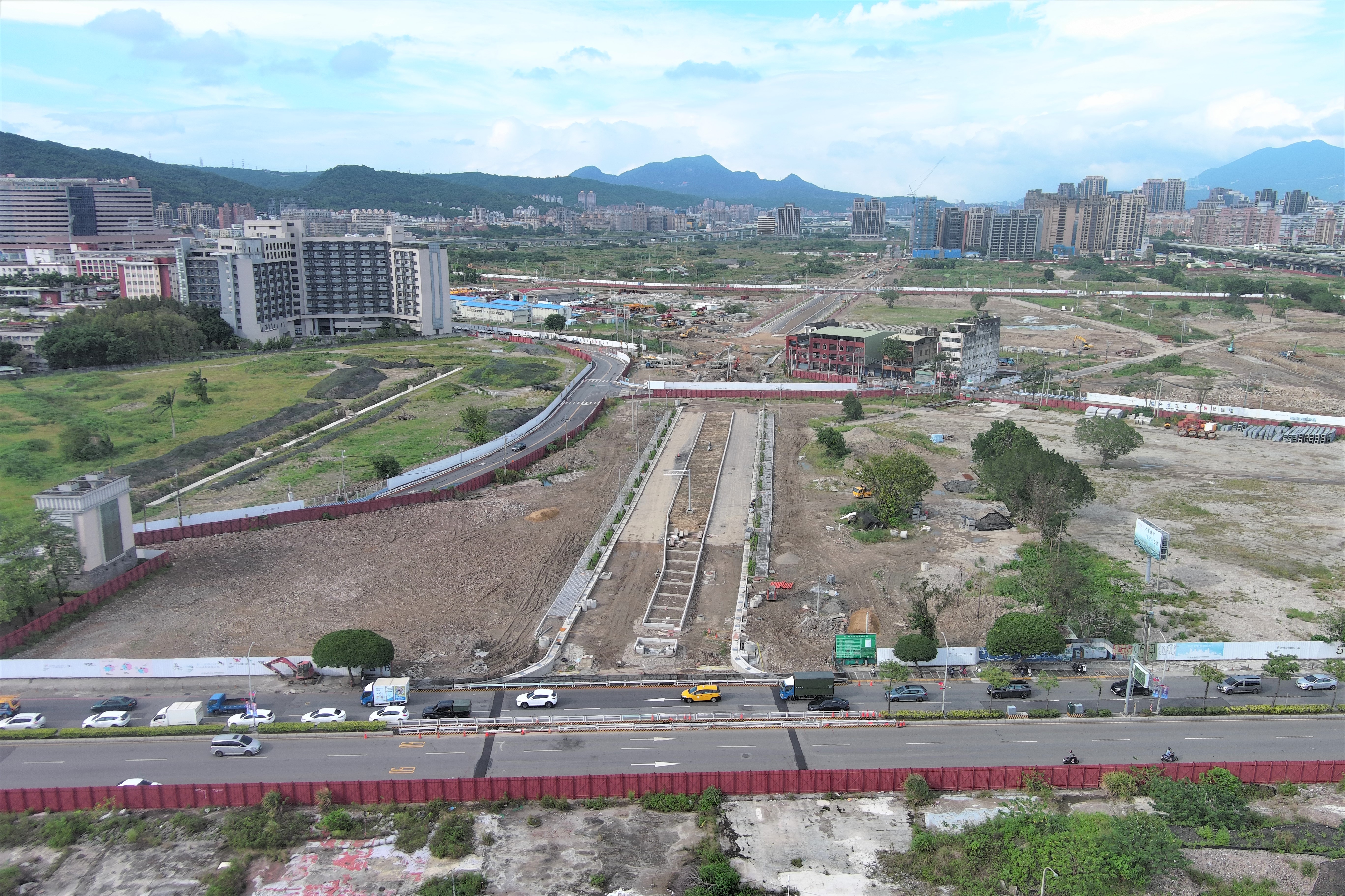 塭仔圳重劃區的主要路網正逐漸成形。新北市地政局提供