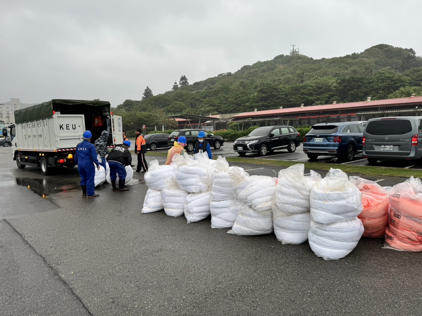  環保局已派出至少20名人力進行應變及整備應變物資，包括10條攔油索、21箱吸油棉片、8卷吸油棉卷及各型號攔油棉索38包等隨時待命防污。