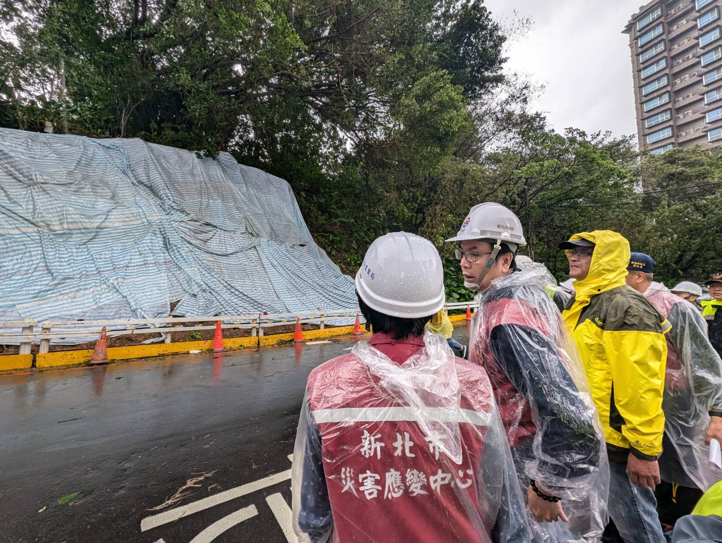  新北市副市長劉和然今(31)日一早至淡水區新民街一段路口視察山陀兒颱風復建工程整備