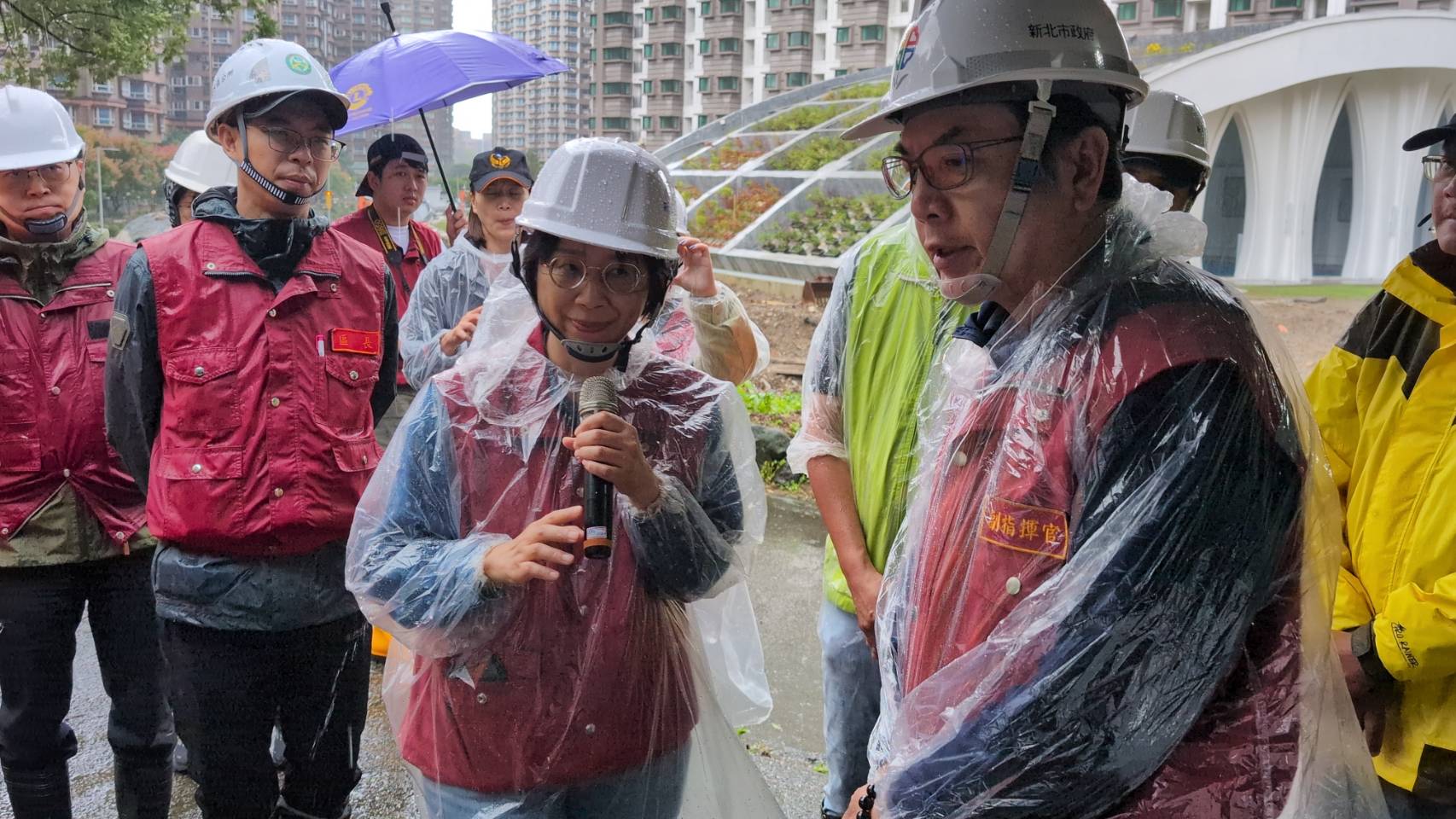  農業局副局長劉淑芬(左)向副市長劉和然(右)報告復健工程整備內容