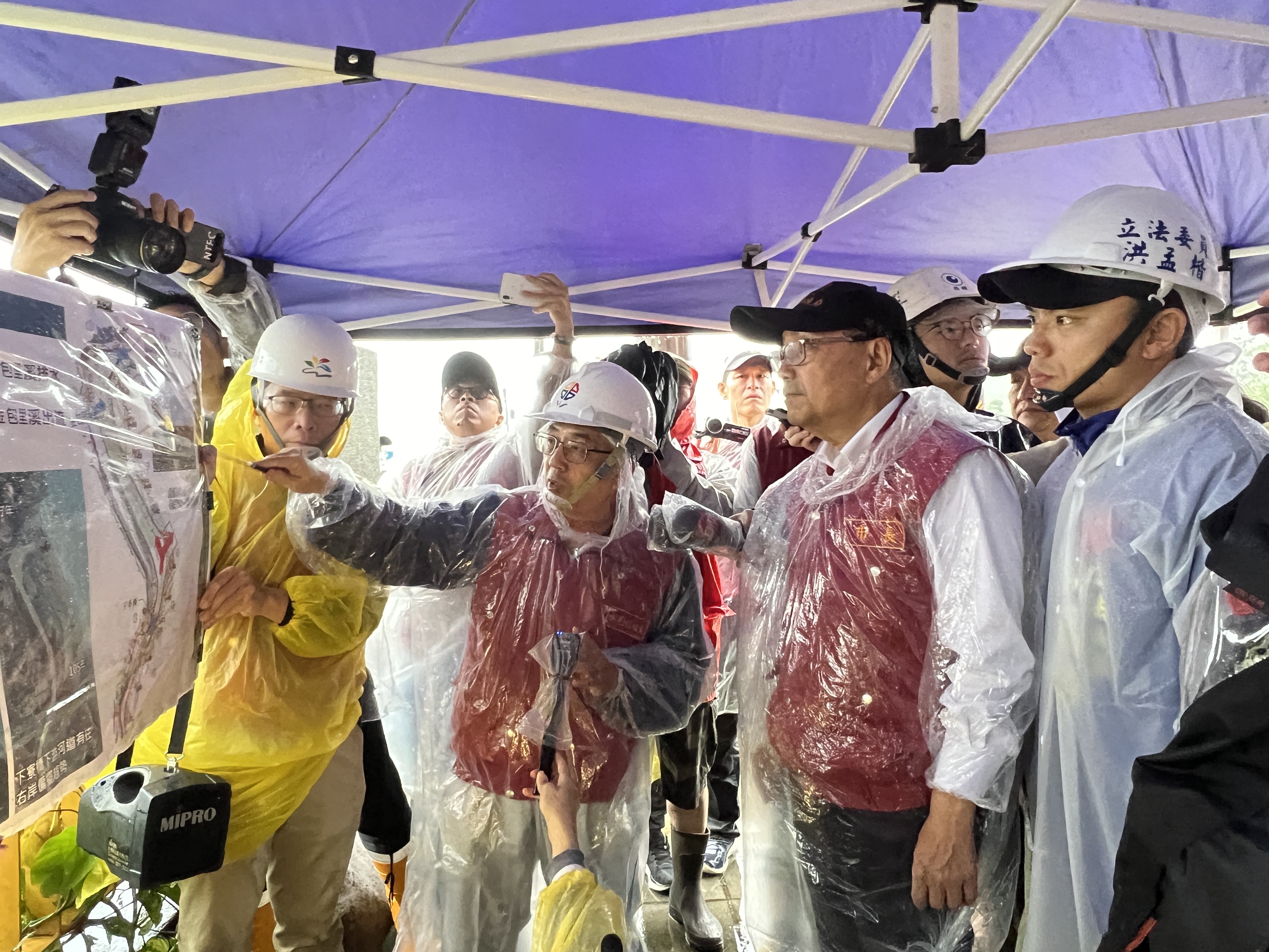 新北市長侯友宜視察員潭溪聆聽復建工程簡報