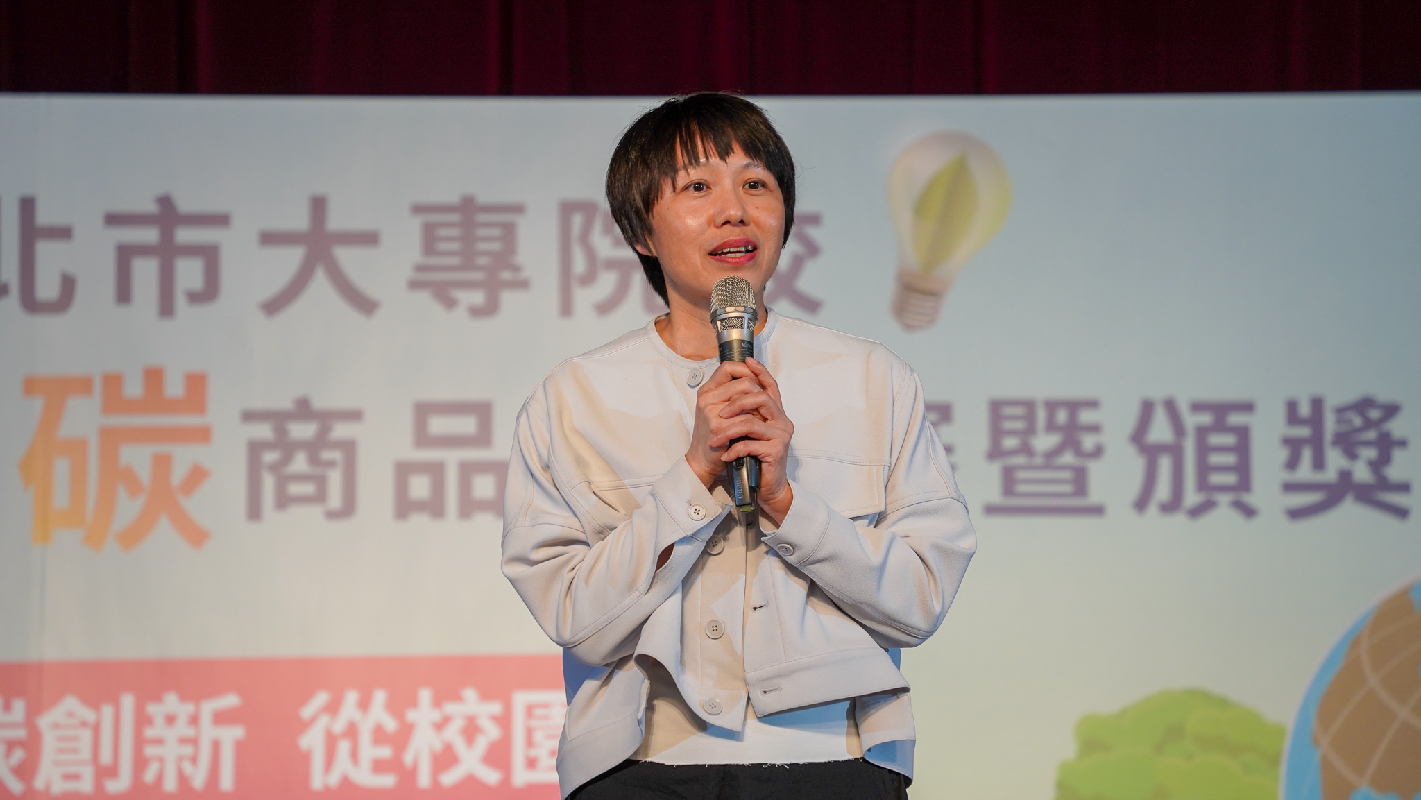 經發局陳玫秀副局長致詞時表示，本次競賽不僅是年輕學子們展現創意的舞台，同時也邀請今(113)年度企業產經大學的學員及企業精典獎的企業前來觀賽，提供企業和青年之間交流的平台