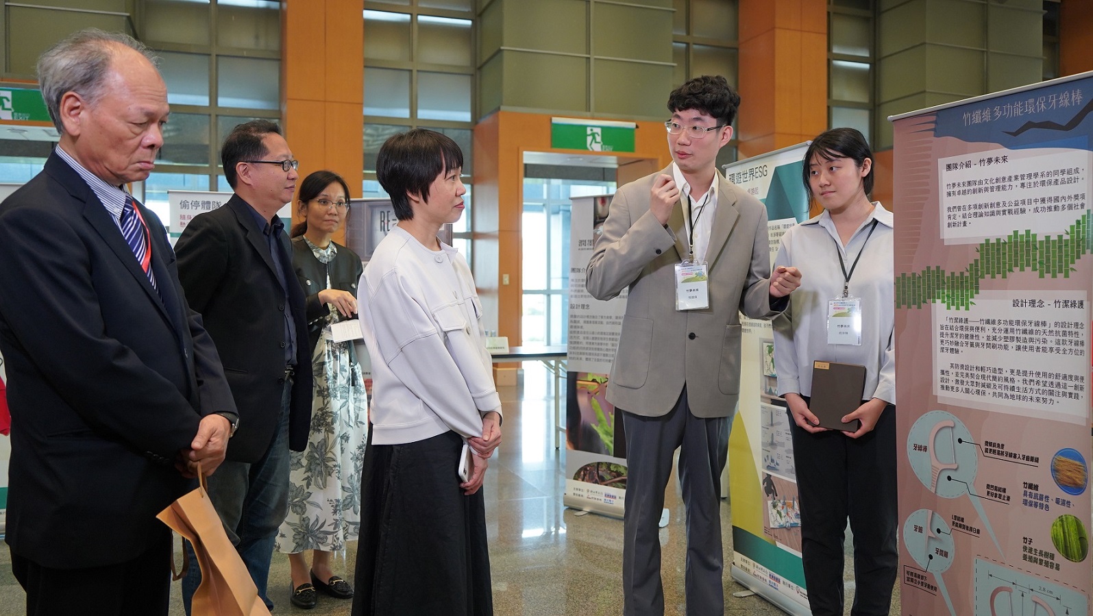 陳副局長(右3)及土城廠協會張志忠副理事長(左1)與同學互相交流