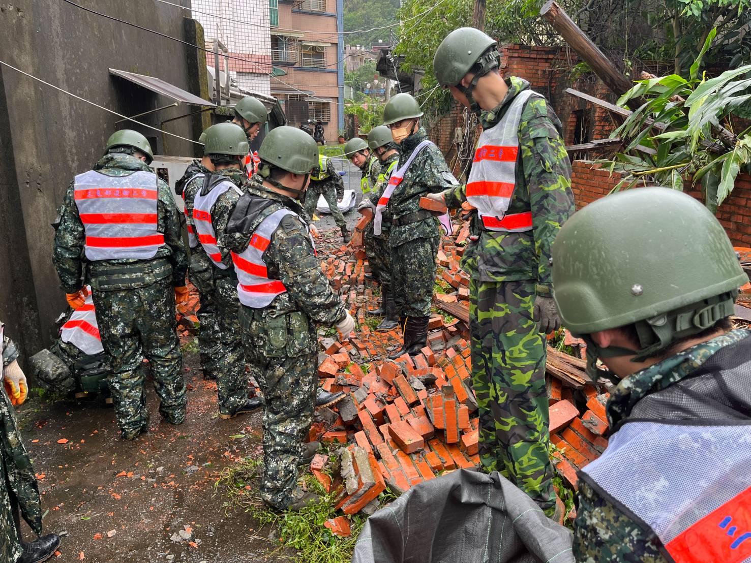 國軍協助清理傾倒樹木及倒塌磚牆1