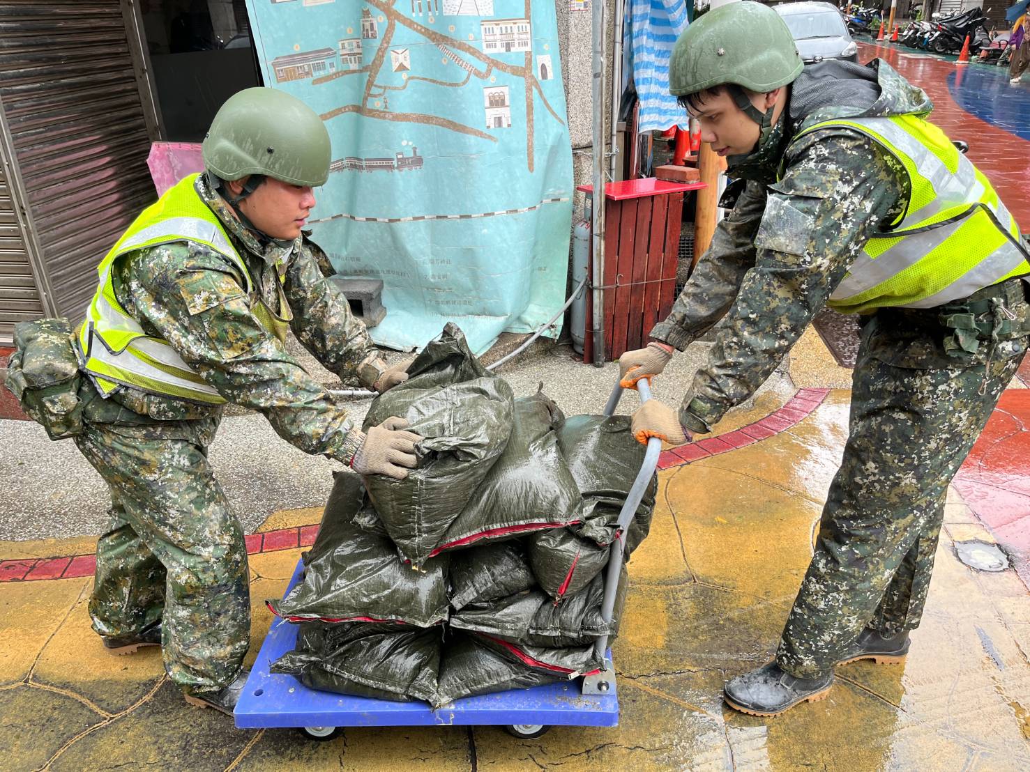 國軍協助清理傾倒樹木及倒塌磚牆3